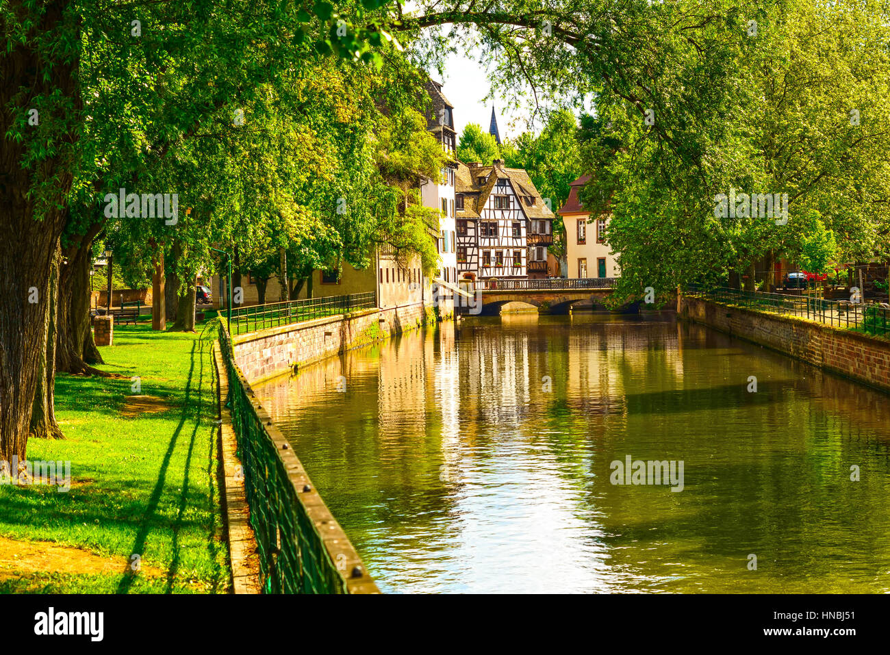 Strasbourg, de l'eau dans le canal de la Petite France. Maisons à colombages et d'arbres à Grand Ile. Alsace, France. Site de l'Unesco. Banque D'Images Strasbourg, de l'eau dans le canal de la Petite France. Maisons à colombages et d'arbres à Grand Ile. Alsace, France. Site de l'Unesco. Banque D'Images