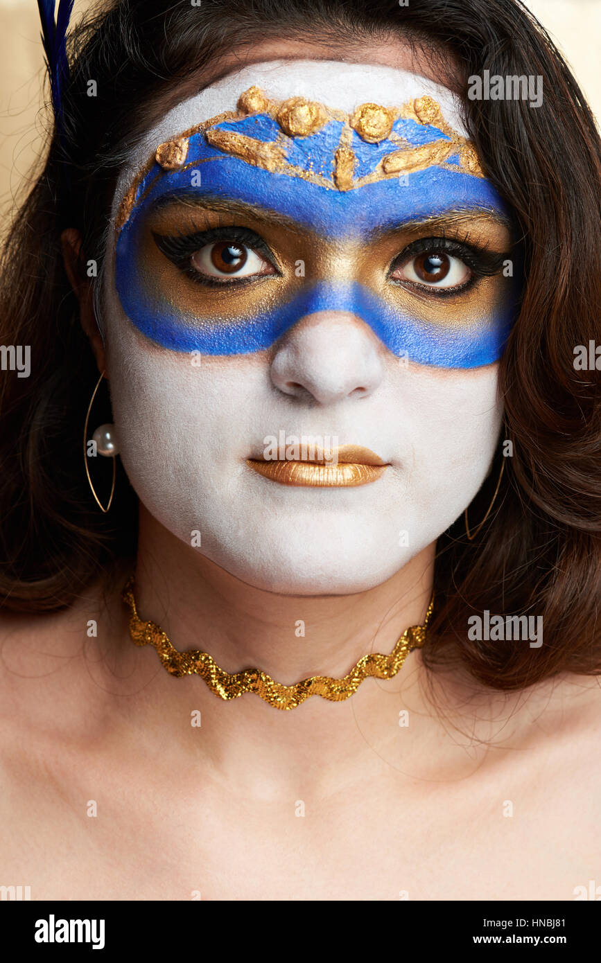 Portrait de femme visage avec masque peint Banque D'Images