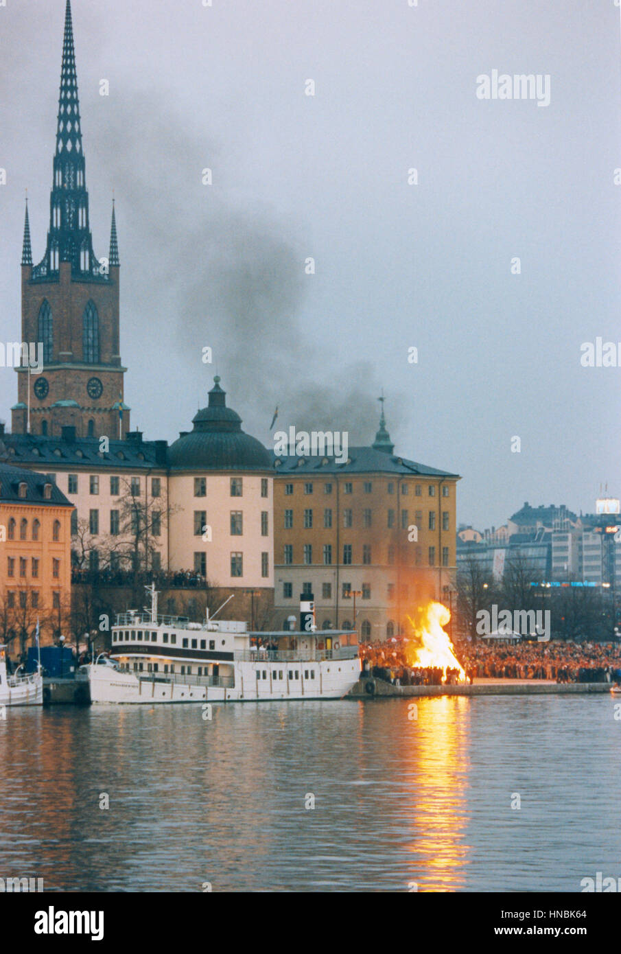 VALBORG dernier jour de célébration chaque année en avril avec les feux sur le dock à Riddarholmen dans Old Town Banque D'Images