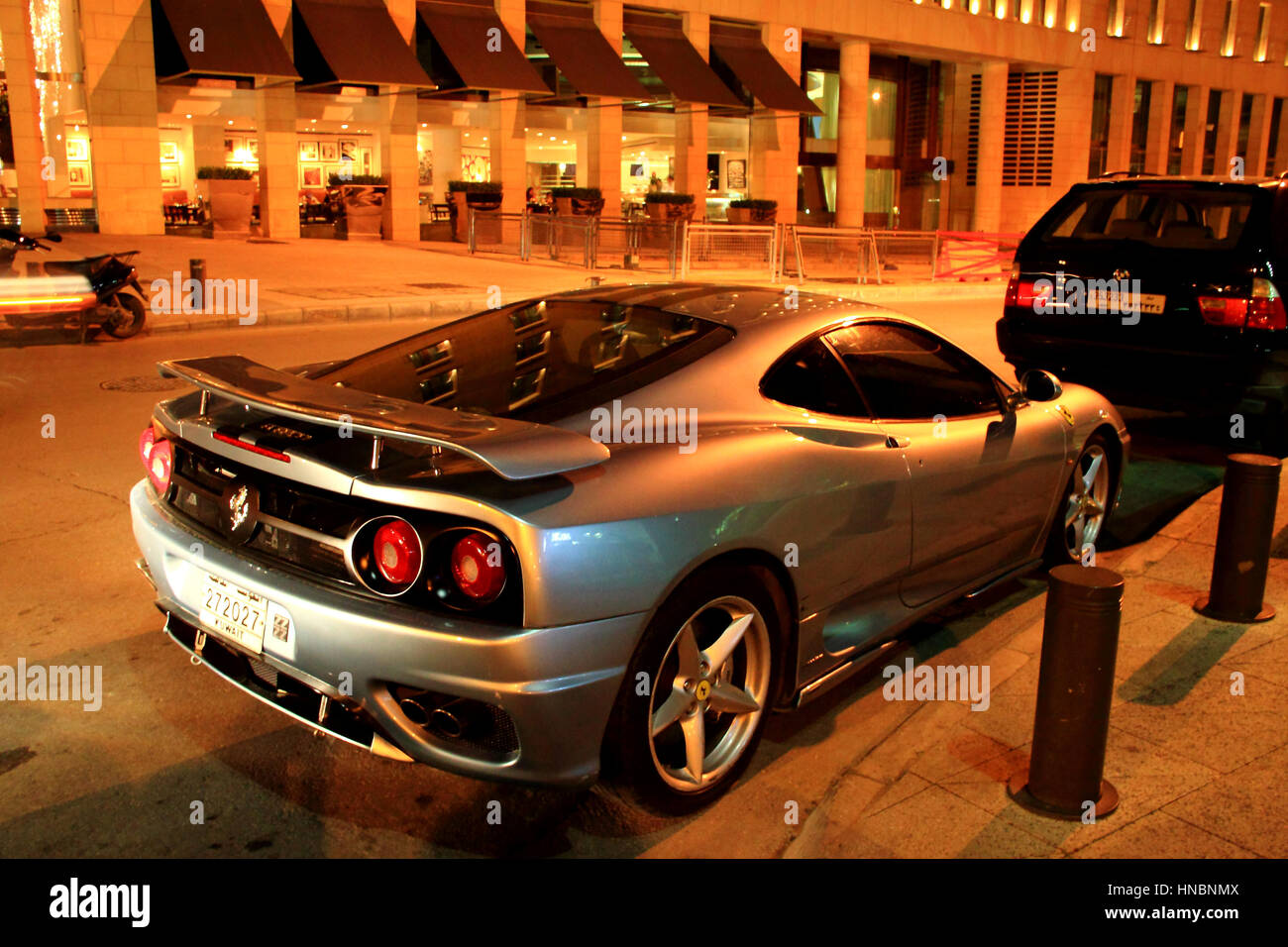 La reconstruction de Beyrouth et la culture rennaisasane ont attiré un nombre croissant de touristes étrangers, comme en témoigne la plaque d'immatriculation koweïtiens sur th Banque D'Images