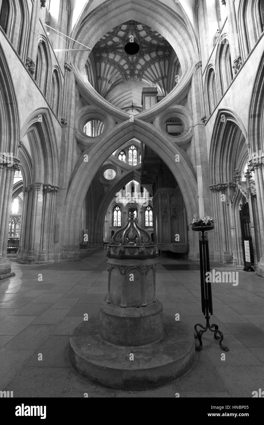 L'allée principale, intérieur de l'église cathédrale de St Andrews dans les puits, les puits ville, englands plus petite ville, comté de Somerset, Angleterre, Grande-Bretagne, Royaume-Uni Banque D'Images