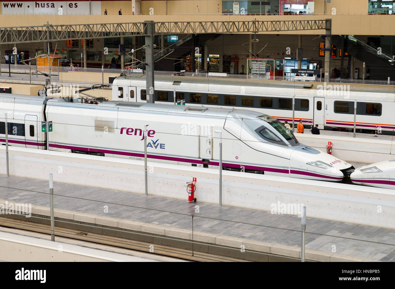 Saragosse, Espagne-31 MAI : RENFE - train à grande vitesse AVE Delicias de Saragosse gare le 31 mai 2013. AVE est un service de la grande vitesse en Espagne s'élève Banque D'Images