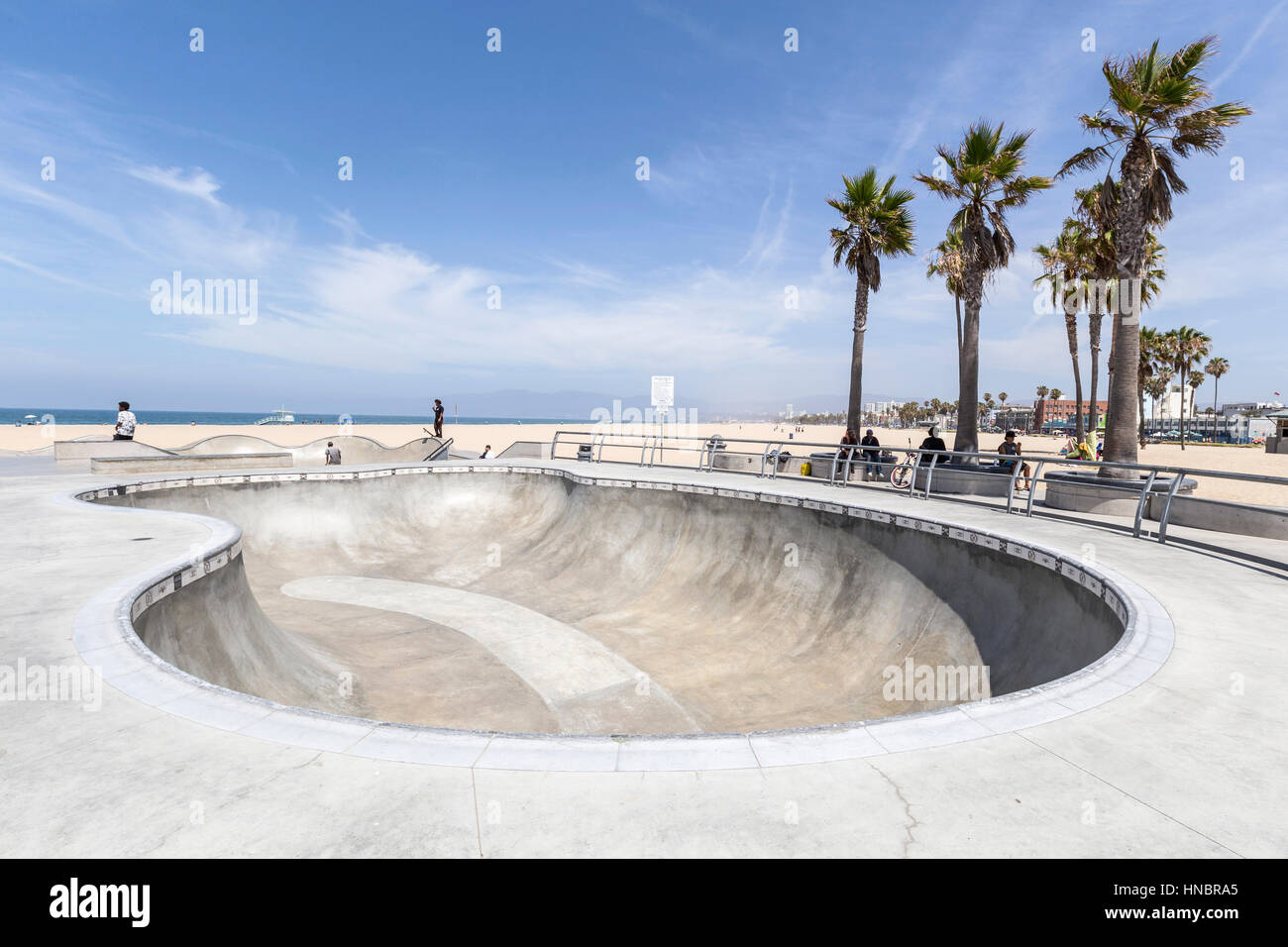 Voir l'éditorial d'un bol en béton à Los Angeles's Ocean front Venice Beach skate board park. Banque D'Images