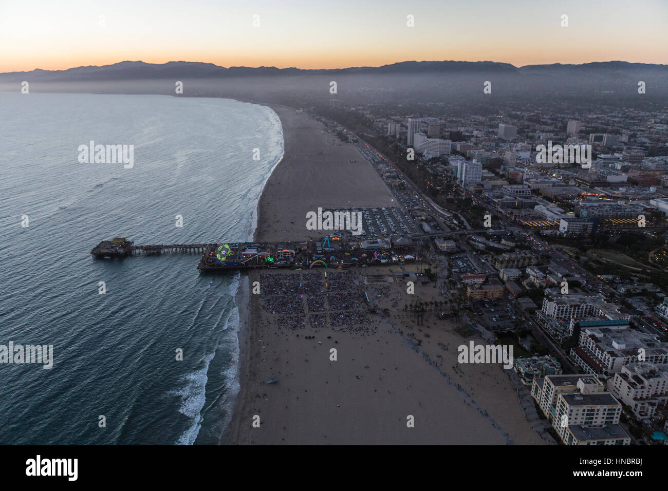 Santa Monica, Californie, USA - 21 juillet 2016 : Après le coucher du soleil Vue aérienne de la foule à la plage et de la jetée de Santa Monica. Banque D'Images