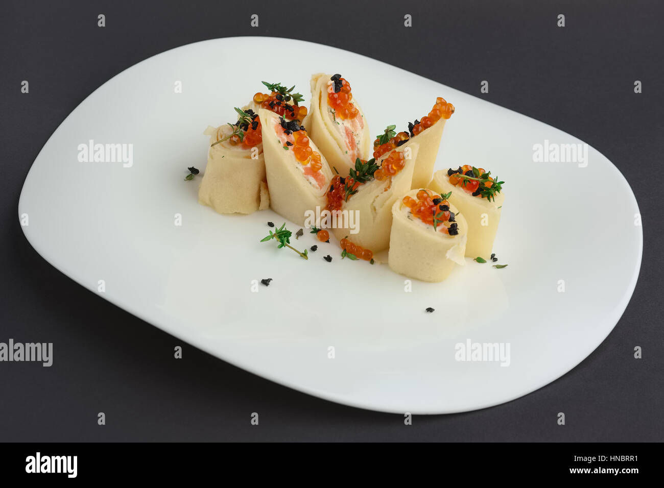 Des crêpes avec du saumon et du caviar sur big white plate Banque D'Images