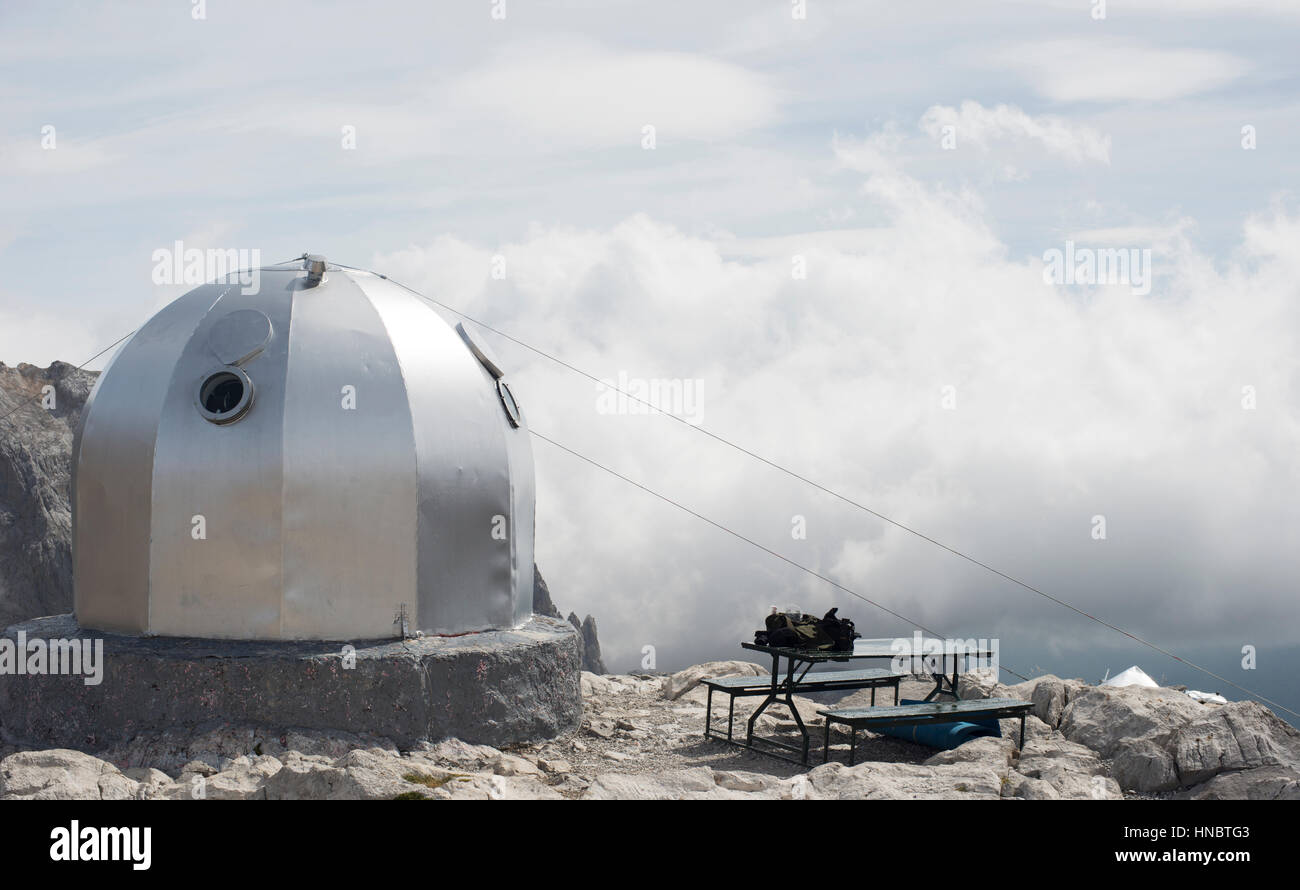 Igloo et au-dessus les nuages, Picos de Europa, Cantabria, Asturias, Espagne Banque D'Images