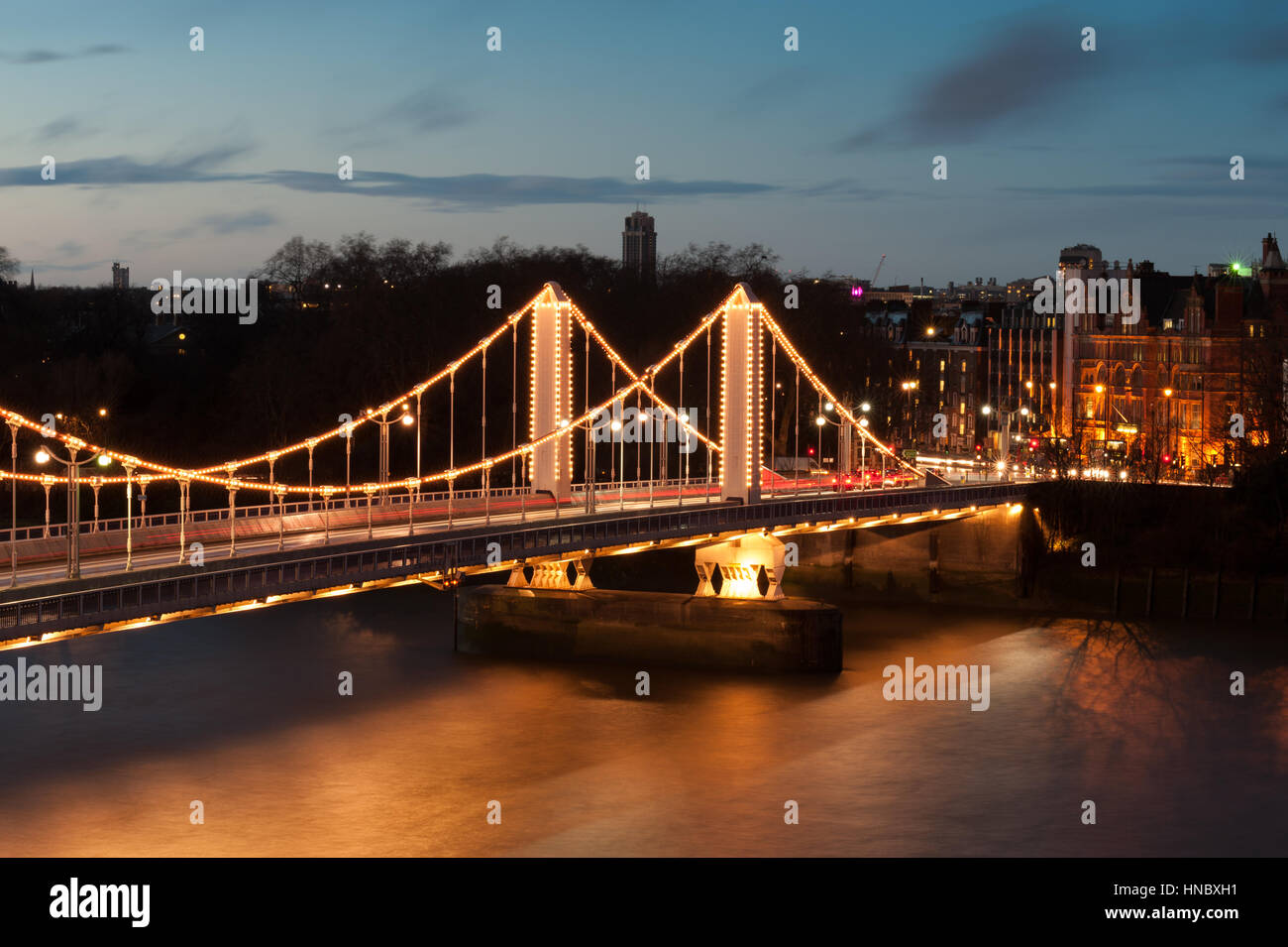 Chelsea Bridge illuminé la nuit, Londres, Angleterre, Royaume-Uni Banque D'Images