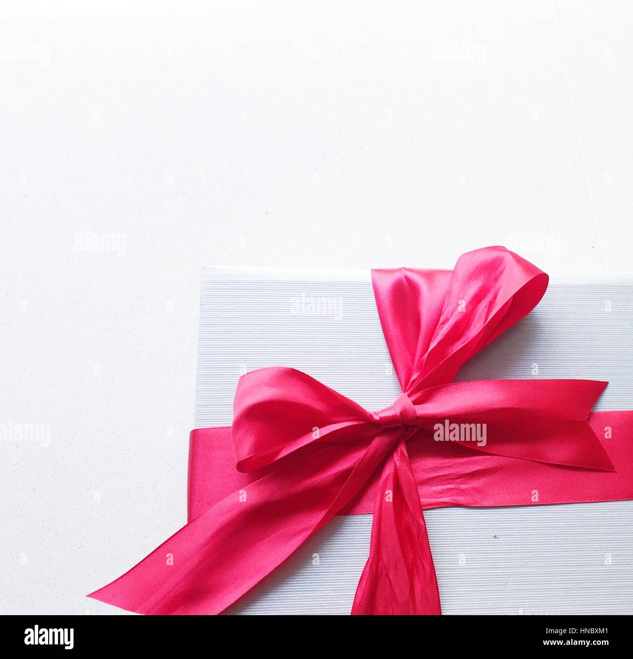 Close-up of a gift wrapped avec noeud rose Banque D'Images