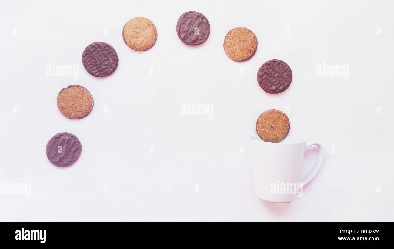 Tasse de thé avec des biscuits au chocolat Banque D'Images