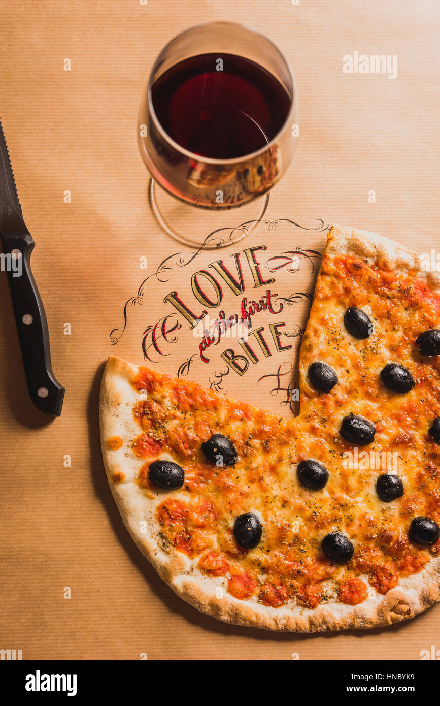 Pizza Italienne Et Vin Rouge Banque d