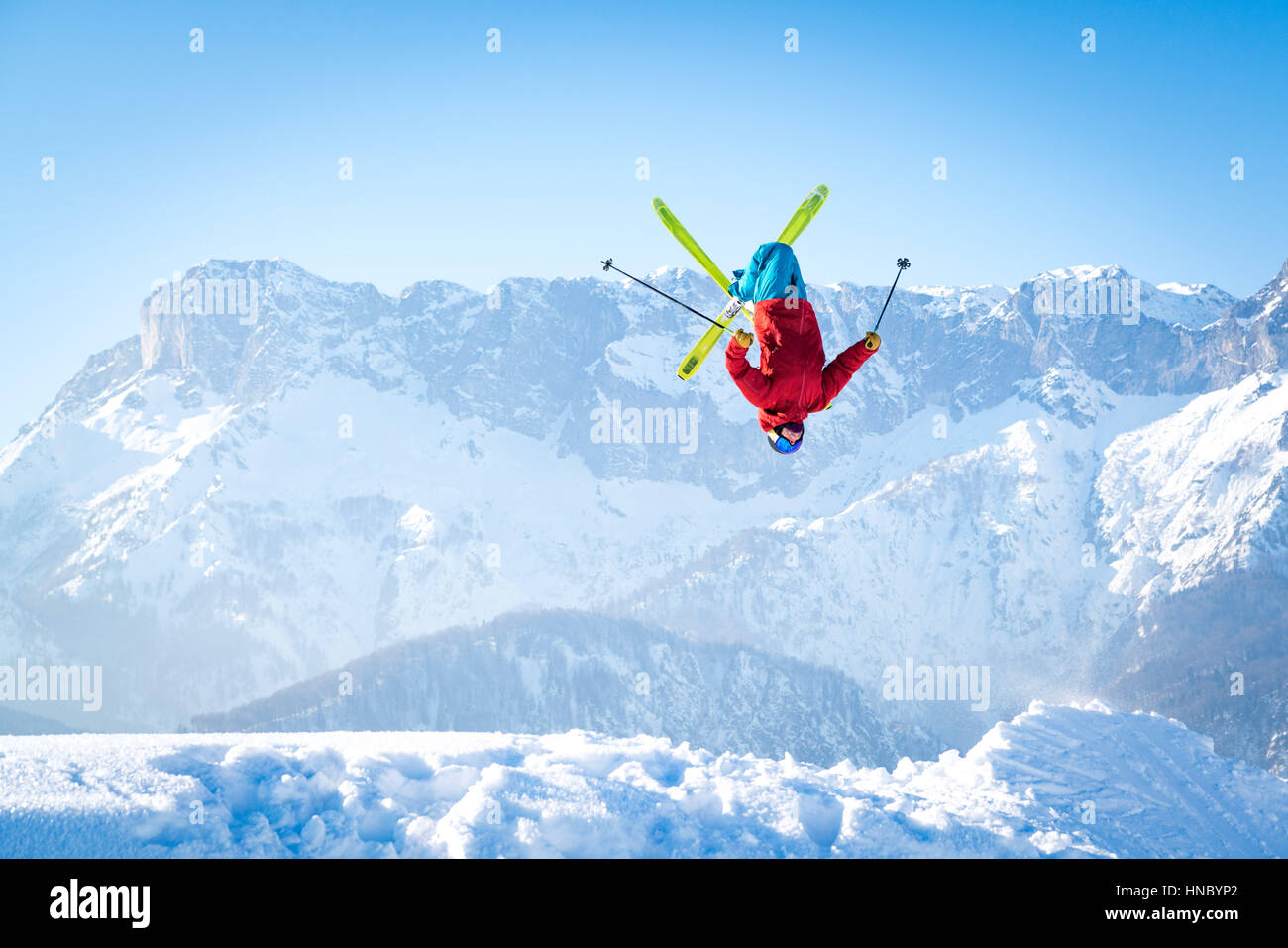 L'homme d'effectuer un saut à ski Backflip, Salzbourg, Autriche Banque D'Images