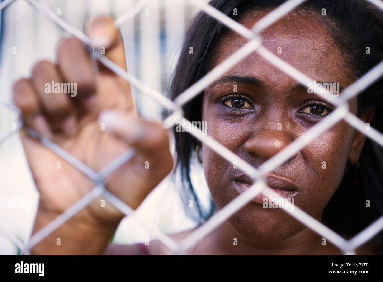 Les questions sociales, d'abus et de la violence sur les femmes. Déprimé, triste fille african american woman crying à la maison. Violence et peur femme Banque D'Images