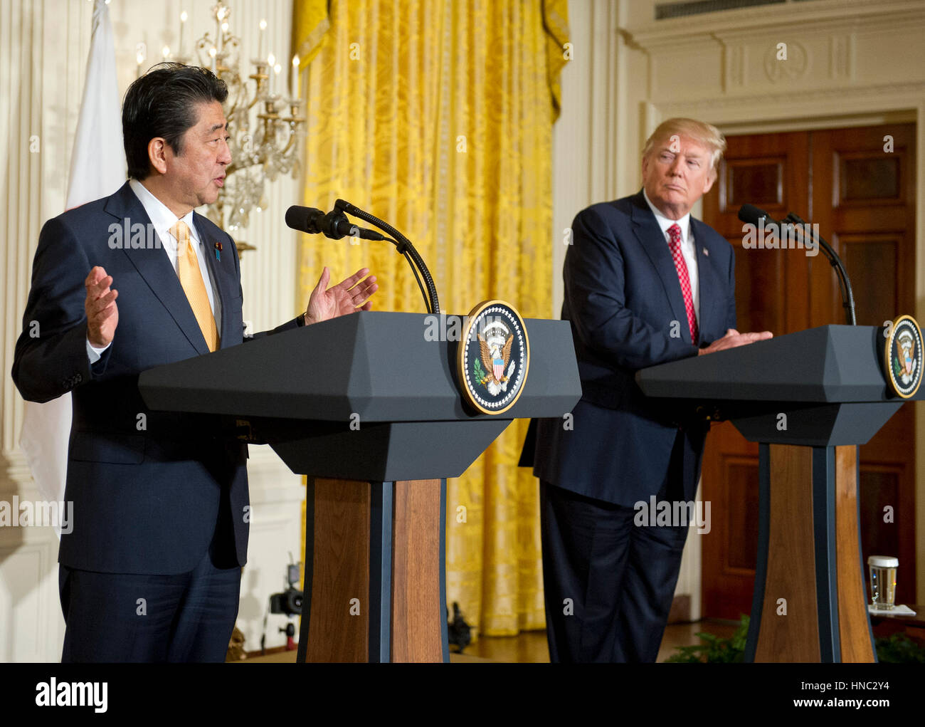 Premier ministre Shinz· Abe du Japon, à gauche, fait de remarques au cours d'une conférence de presse conjointe avec le Président des Etats-Unis, Donald J. Trump, droit, dans l'East Room de la Maison Blanche à Washington, DC le vendredi, Février 10, 2017. Les deux dirigeants sont prévues pour déjeuner à la Maison Blanche et le dîner avec leurs épouses à Mar-a-Lago en Floride. Credit : Ron Sachs/CNP Foto : Ron Sachs/consolidé/dpa Banque D'Images