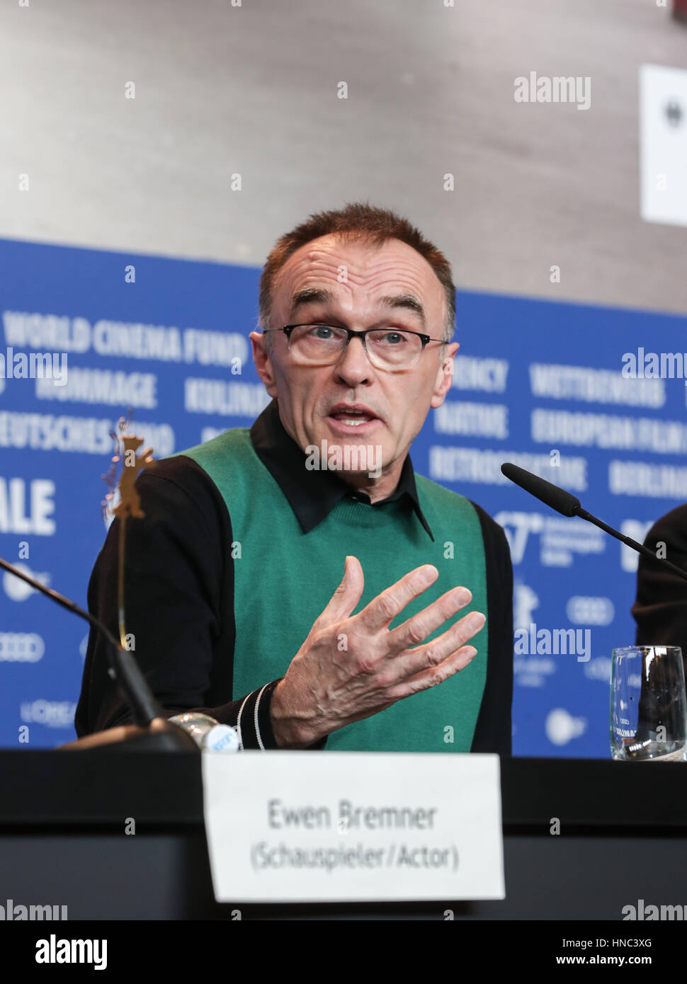 Berlin, Allemagne. 10 fév, 2017. Directeur du British film 'T2' Trainspotting Danny Boyle assiste à une conférence de presse au cours de la 67e Berlinale Festival International du Film de Berlin, capitale de l'Allemagne, le 10 février, 2017. Credit : Shan Yuqi/Xinhua/Alamy Live News Banque D'Images