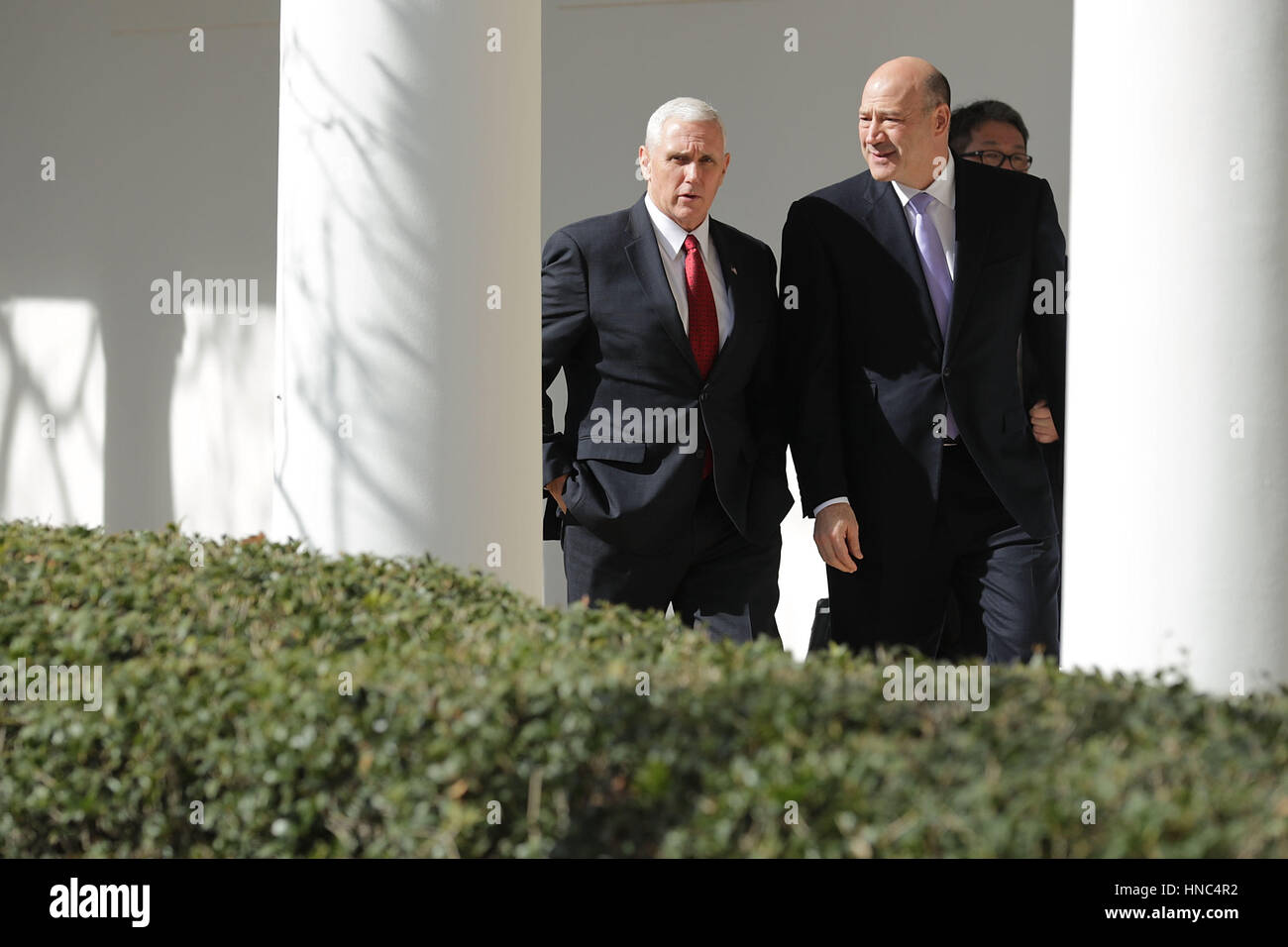 Vice-président Mike Pence (L) et directeur du Conseil économique national Gary Cohn marcher dans la colonnade de l'Aile Ouest à la suite d'une réunion bilatérale entre le président américain Donald Trump et le Premier ministre japonais Shinzo Abe à la Maison Blanche le 10 février Banque D'Images
