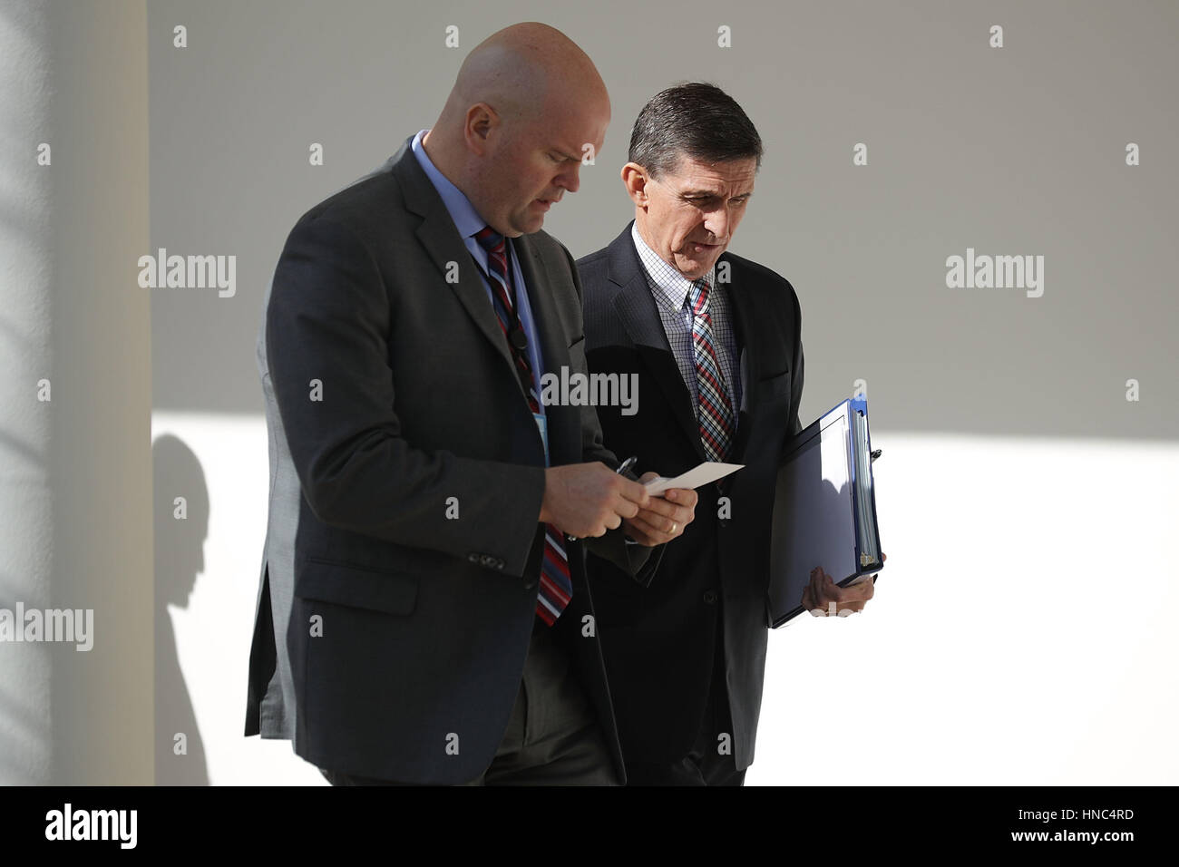 Conseiller à la sécurité nationale de la Maison Blanche, Michael Flynn (R) marche le long de la colonnade de l'Aile Ouest à la suite d'une réunion bilatérale entre le président américain Donald Trump et le Premier ministre japonais Shinzo Abe, 10 février 2017 à Washington, DC. Trump et Abe sont expe Banque D'Images