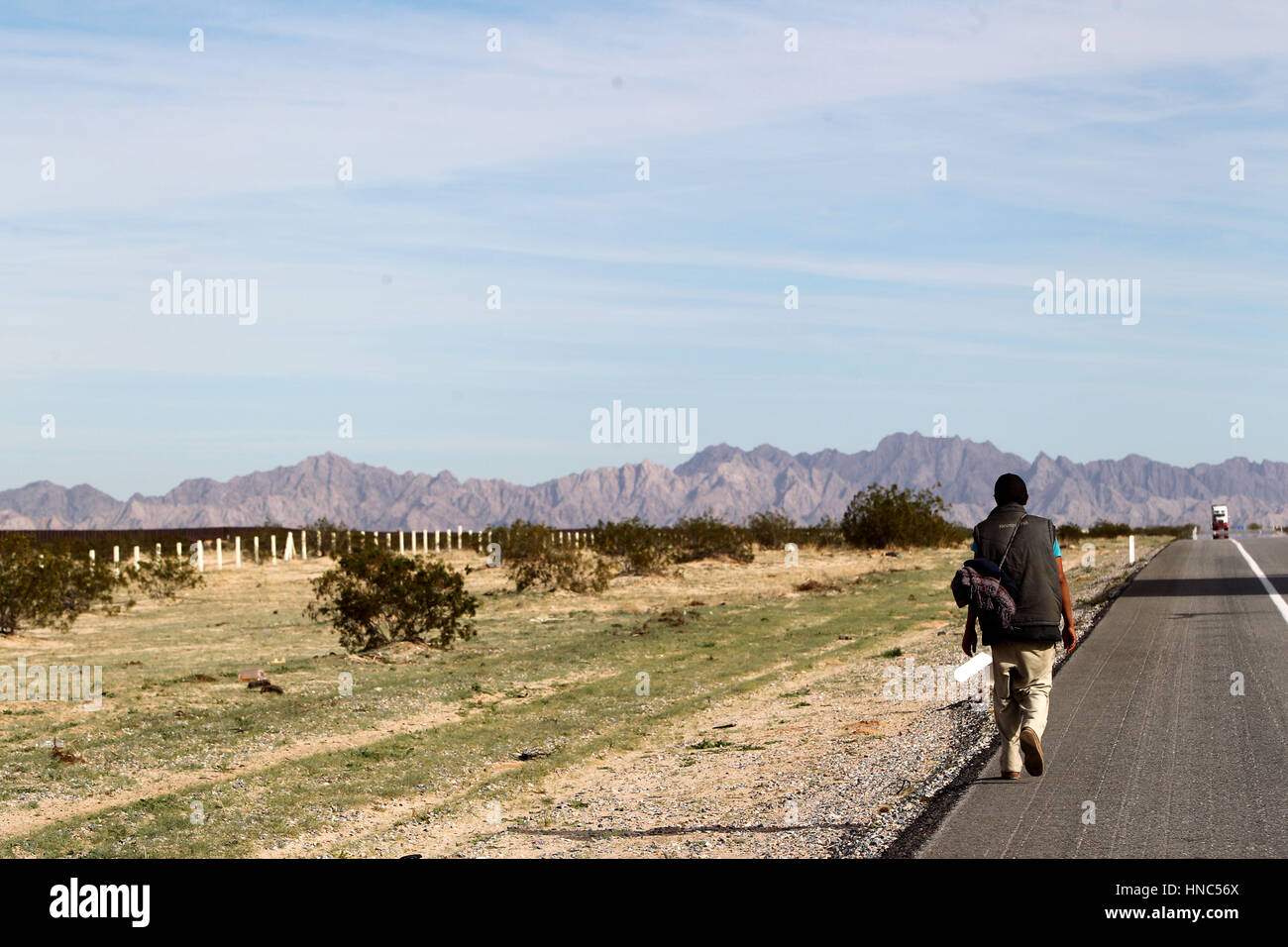 (170211) -- l'État de Sonora (Mexique), le 11 février 2017 (Xinhua) -- un migrant promenades sur une autoroute dans l'état Mexicain de Sonora, le 10 février, 2017. Le Président américain Donald Trump a signé deux décrets le 25 janvier pour que le ministère de la sécurité intérieure commencer la planification, la conception et la construction d'une 'barrière physique' le long de la frontière entre les États-Unis et le Mexique, d'identifier les immigrants sans papiers, et de supprimer ceux qui ont un casier judiciaire. (Xinhua/David de la Paz) (ma) (ce) (zxj) Banque D'Images