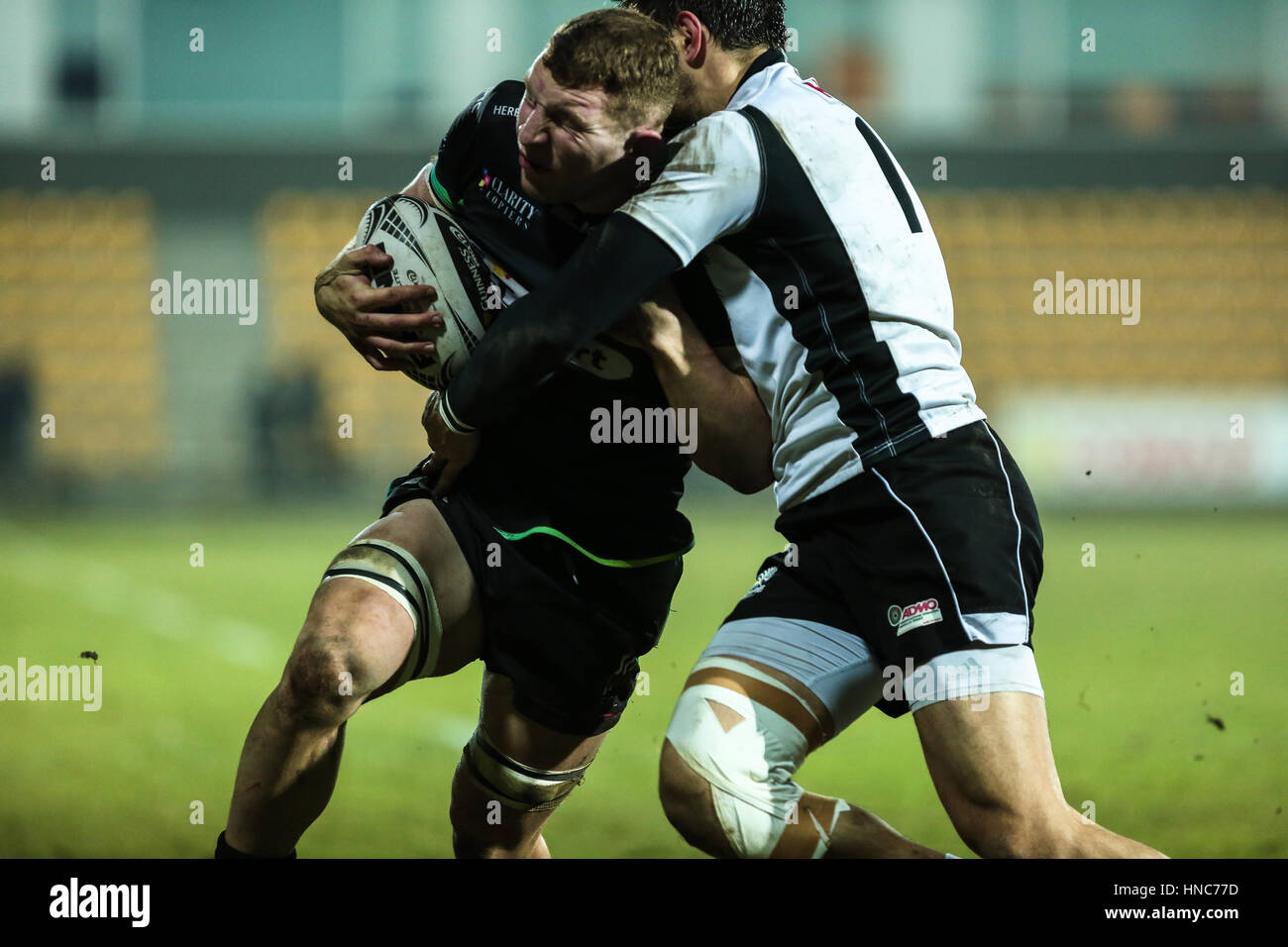 Parma, Italie.10 Février, 2017.Ospreys' rangée arrière Sam Underhill porte le ballon lors du match contre le Zèbre dans GuinnessPRO12©Massimiliano Carnabuci/Alamy news Banque D'Images