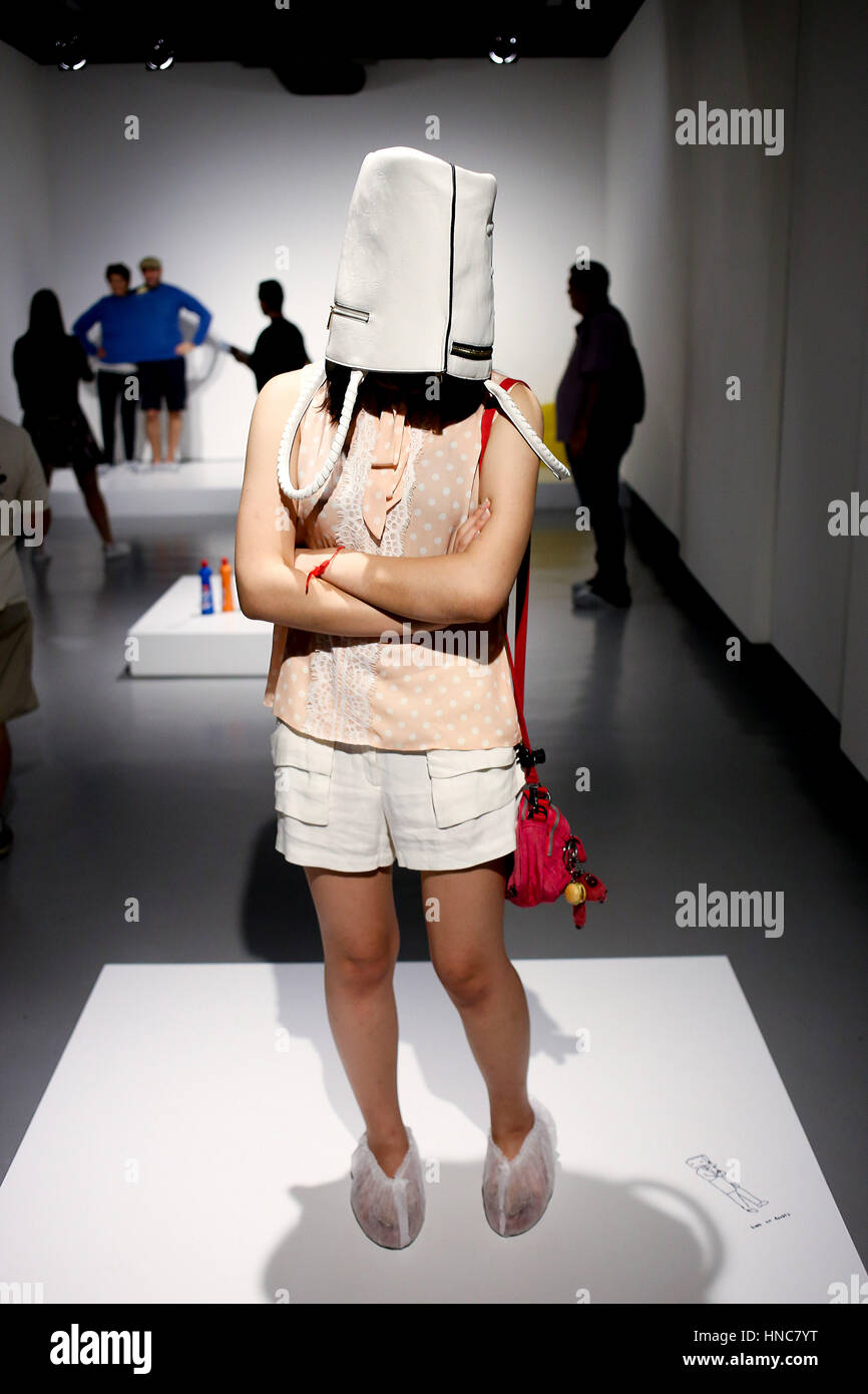 Sao Paulo, Brésil. Feb 11, 2017. Les gens interagissent avec les œuvres de l'artiste autrichien Erwin Wurm, exposée au centre culturel Banco do Brasil Crédit : Dario Oliveira/ZUMA/Alamy Fil Live News Banque D'Images