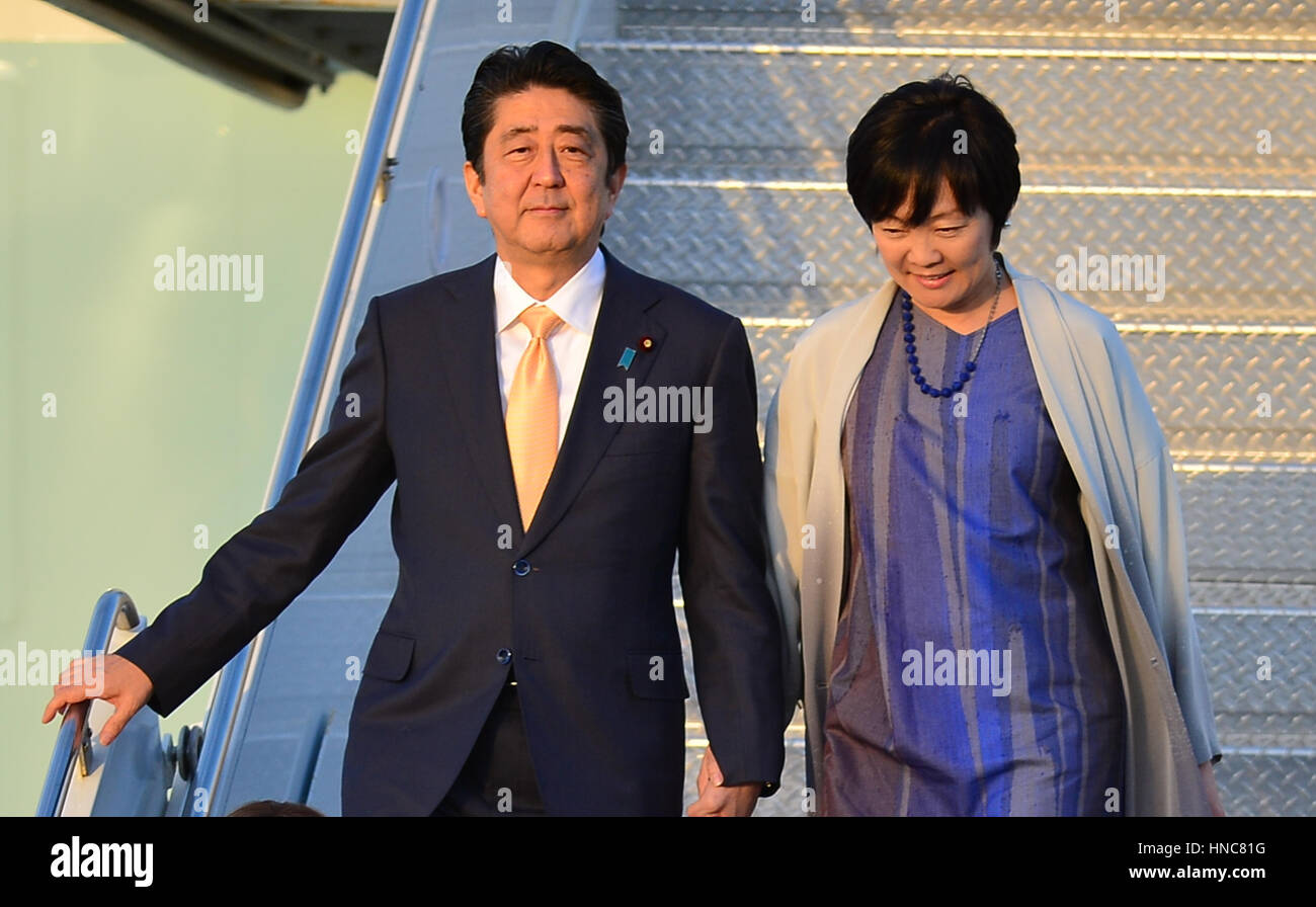 West Palm Beach, FL, USA. 10 fév, 2017. Le Premier ministre japonais Shinzo Abe et son épouse Akie Abe arrivent et accompagner par le président des États-Unis, Donald J. Trump et son épouse Melania Trump sur Air Force One à l'Aéroport International de Palm Beach le 10 février 2 Banque D'Images