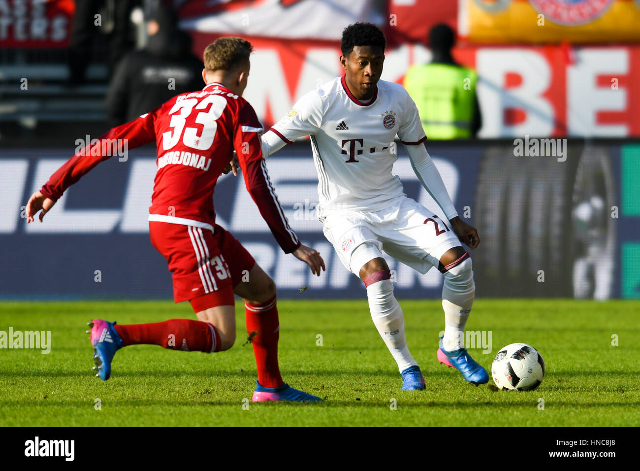 Berlin, Allemagne. Feb 11, 2017. Le Florent Hadergjonaj et Munich, David Alaba (r) en action au cours de la Bundesliga match de foot entre FC Ingolstadt 04 et le Bayern de Munich à l'Sportpark Audi à Ingolstadt, Allemagne, le 11 février 2017. (CONDITIONS D'EMBARGO - ATTENTION : En raison de l'accréditation, le LDF guidlines n'autorise la publication et l'utilisation de jusqu'à 15 photos par correspondance sur internet et dans les médias en ligne pendant le match.) Photo : Armin Weigel/dpa/Alamy Live News Banque D'Images