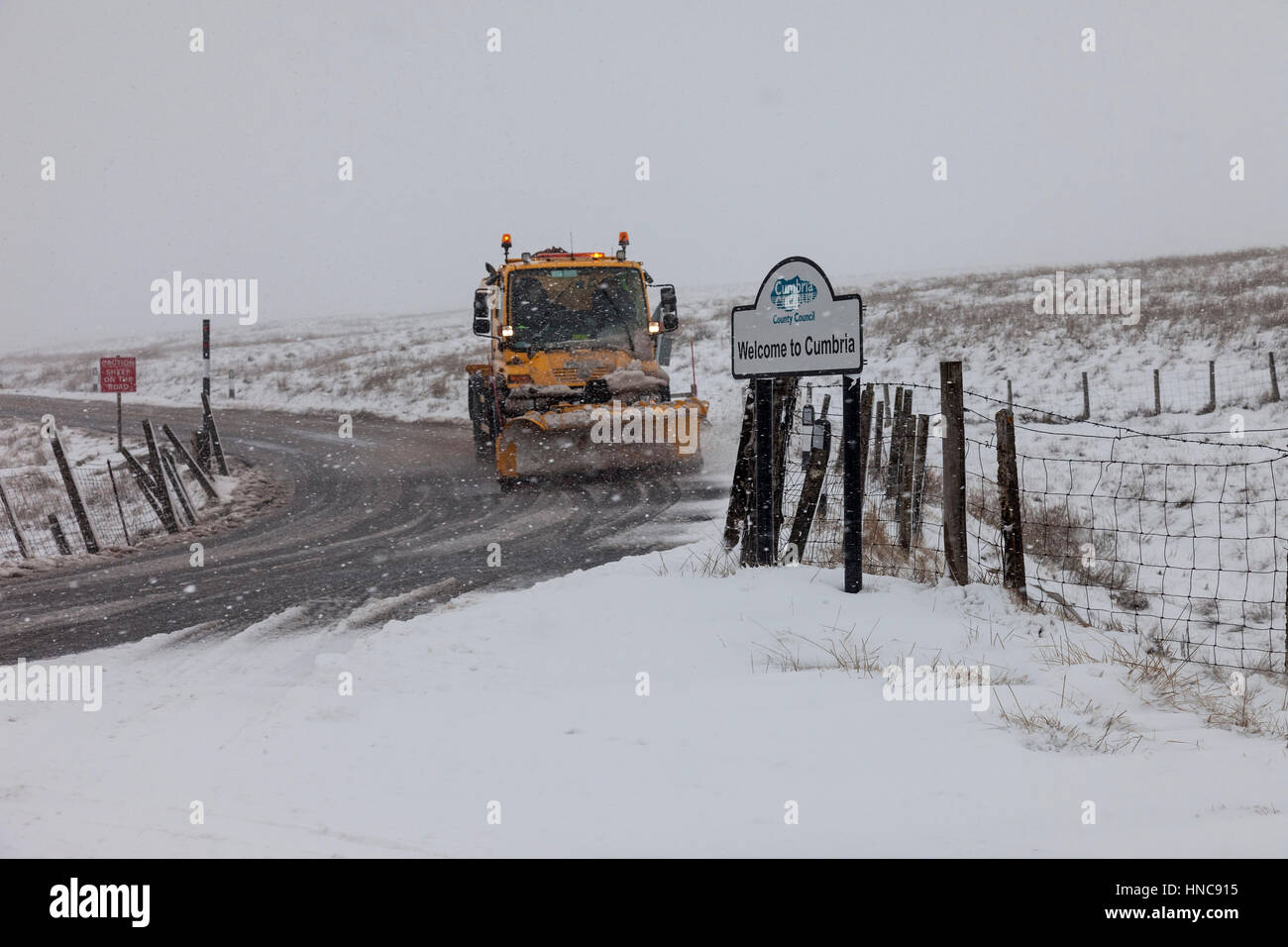 B6277, County Durham et Cumbria en bordure nord-est de l'Angleterre. Samedi 11 février 2017, UK Weather. La neige est sur la B6277 route entre Middleton-in-Teesdale et Alston sur le comté de Cumbria et Durham border cet après-midi. D'importantes accumulations d'autant que 10cm de haut niveau sont prévus pour les routes à travers North Pennines au cours de la fin de semaine. Crédit : David Forster/Alamy Live News Banque D'Images