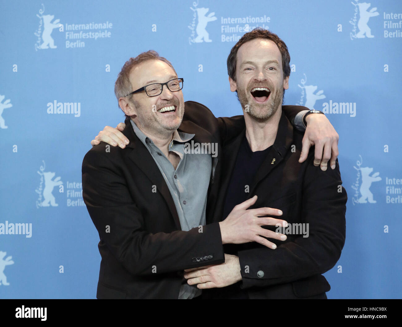 Directeur Josef Hader acteur et Joerg Hartmann, photo prise lors de l'appel de photo pour le film 'Wilde Maus" au 67e Festival International du Film de Berlin à Berlin, Allemagne, 11 février 2017. L'animation de la concurrence. Photo : Jörg Carstensen/dpa Banque D'Images