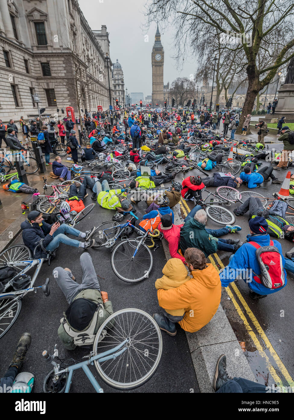 Londres, Royaume-Uni. 11 février 2017. L'extérieur le trésor sur le bord de la place du Parlement - Arrêter de tuer les cyclistes une étape à retenir dans l'emporte-Anita Szucs, 30 et Karla Roman, 32 (tous deux tués alors que le vélo le lundi), et Ben au Pays de Galles, 32. Ils exigent l'investissement dans le vélo et la marche dans l'espoir qu'il s'élève à 10  % du budget transport d'ici la fin de cette législature. Crédit : Guy Bell/Alamy Live News Banque D'Images