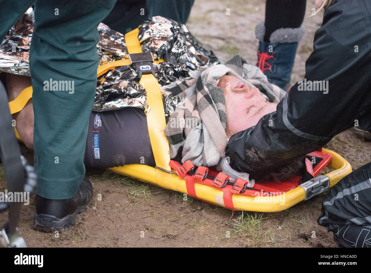 Brentwood, Essex, Royaume-Uni. 11 février 2017. Thurrock RFC DVD Graham Scott, est emmené à l'hôpital après un 40 minutes d'attente pour une ambulance à un match contre Brentwood RFC Crédit : Ian Davidson/Alamy Live News Banque D'Images