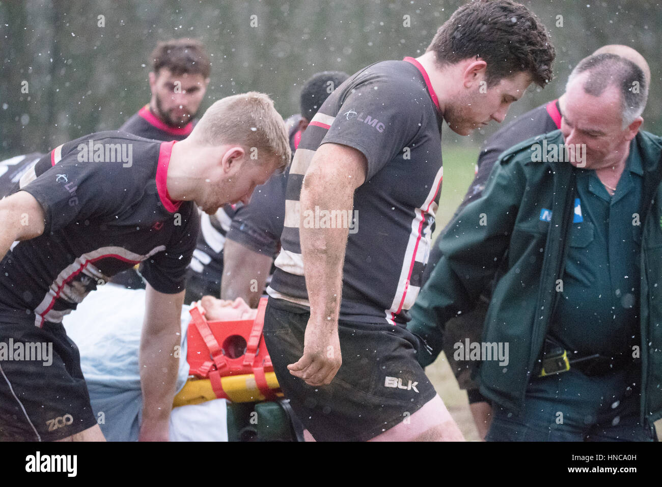 Brentwood, Essex, Royaume-Uni. 11 février 2017. Thurrock RFC Joueur est emmené à l'hôpital après un 40 minutes d'attente pour une ambulance à un match contre Brentwood RFC Crédit : Ian Davidson/Alamy Live News Banque D'Images