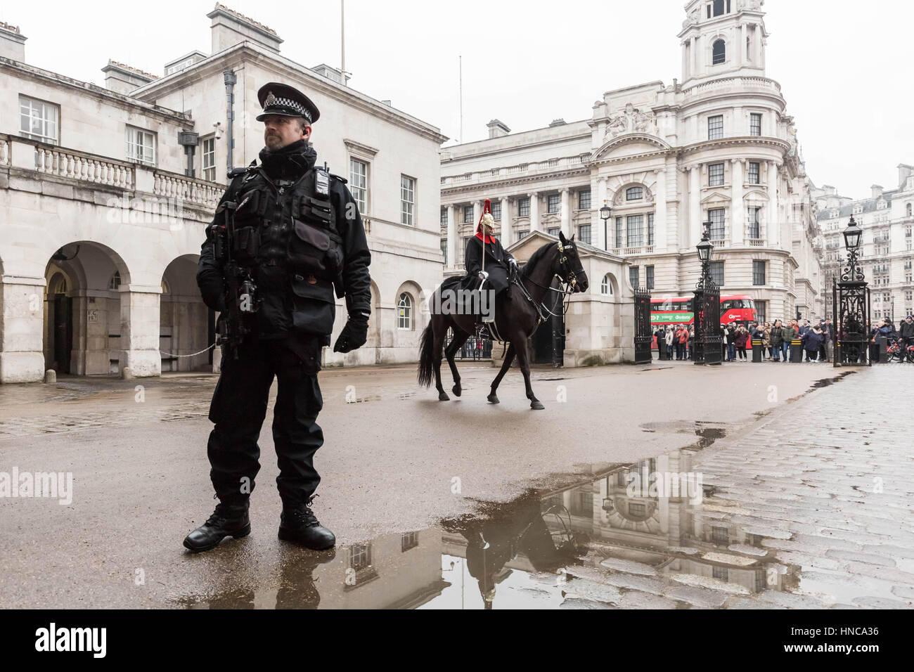 Londres, Royaume-Uni. Feb 11, 2017. La police armée a accru la sécurité pendant l'évolution de la cavalerie de la garde à Whitehall Crédit : Guy Josse/Alamy Live News Banque D'Images