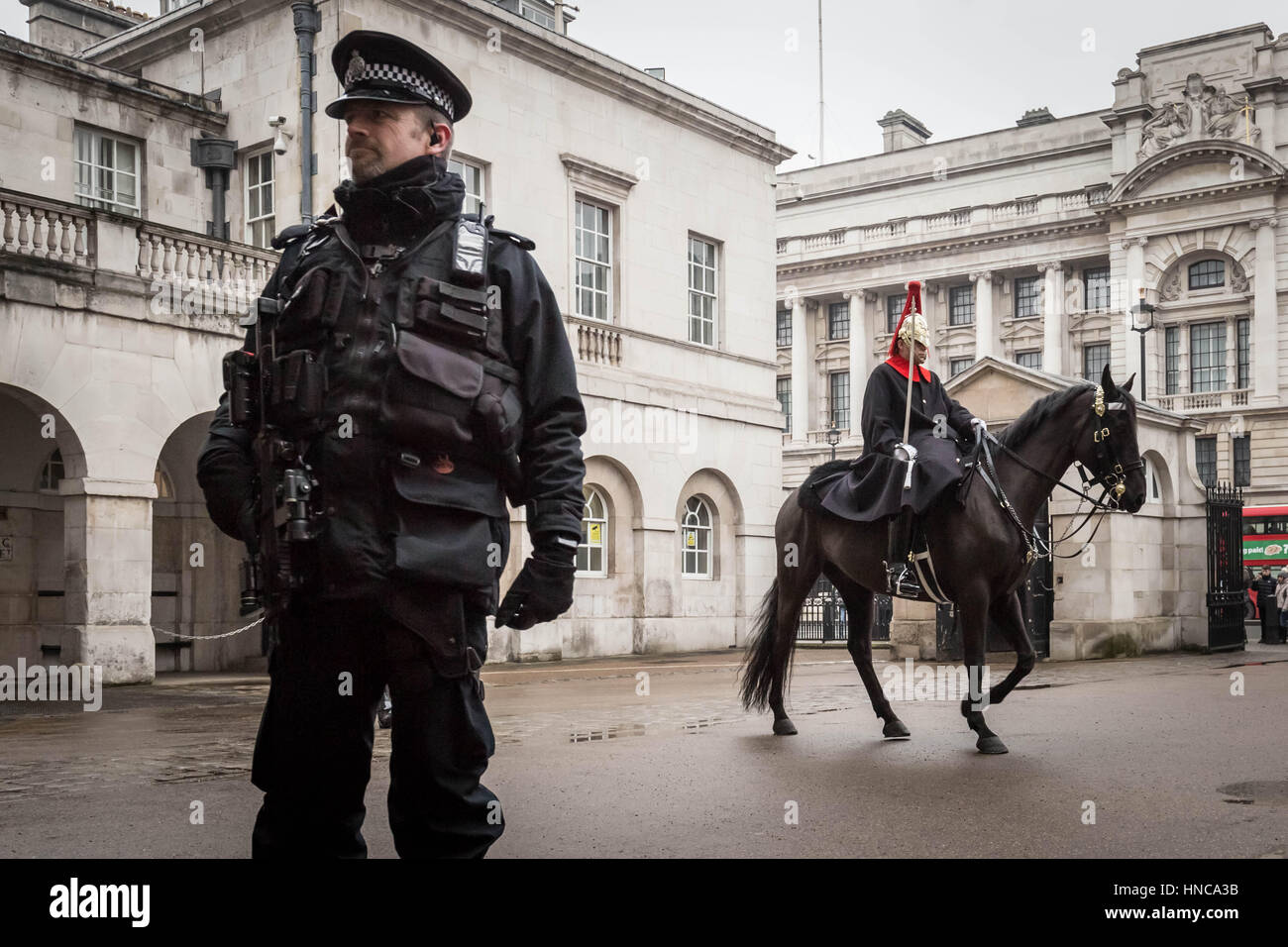 Londres, Royaume-Uni. Feb 11, 2017. La police armée a accru la sécurité pendant l'évolution de la cavalerie de la garde à Whitehall Crédit : Guy Josse/Alamy Live News Banque D'Images