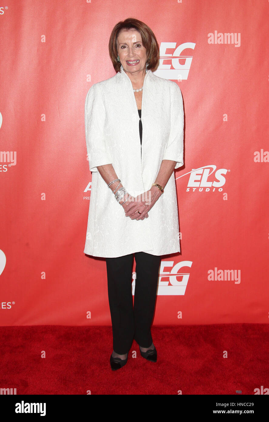 Los Angeles, CA, USA. 10 fév, 2017. 10 février 2017 - Los Angeles, Californie - Nancy Pelosi. ''MusiCares 2017 Personne de l'année rend hommage à Tom Petty. Crédit photo : F. Sadou/AdMedia Crédit : F. Sadou/AdMedia/ZUMA/Alamy Fil Live News Banque D'Images