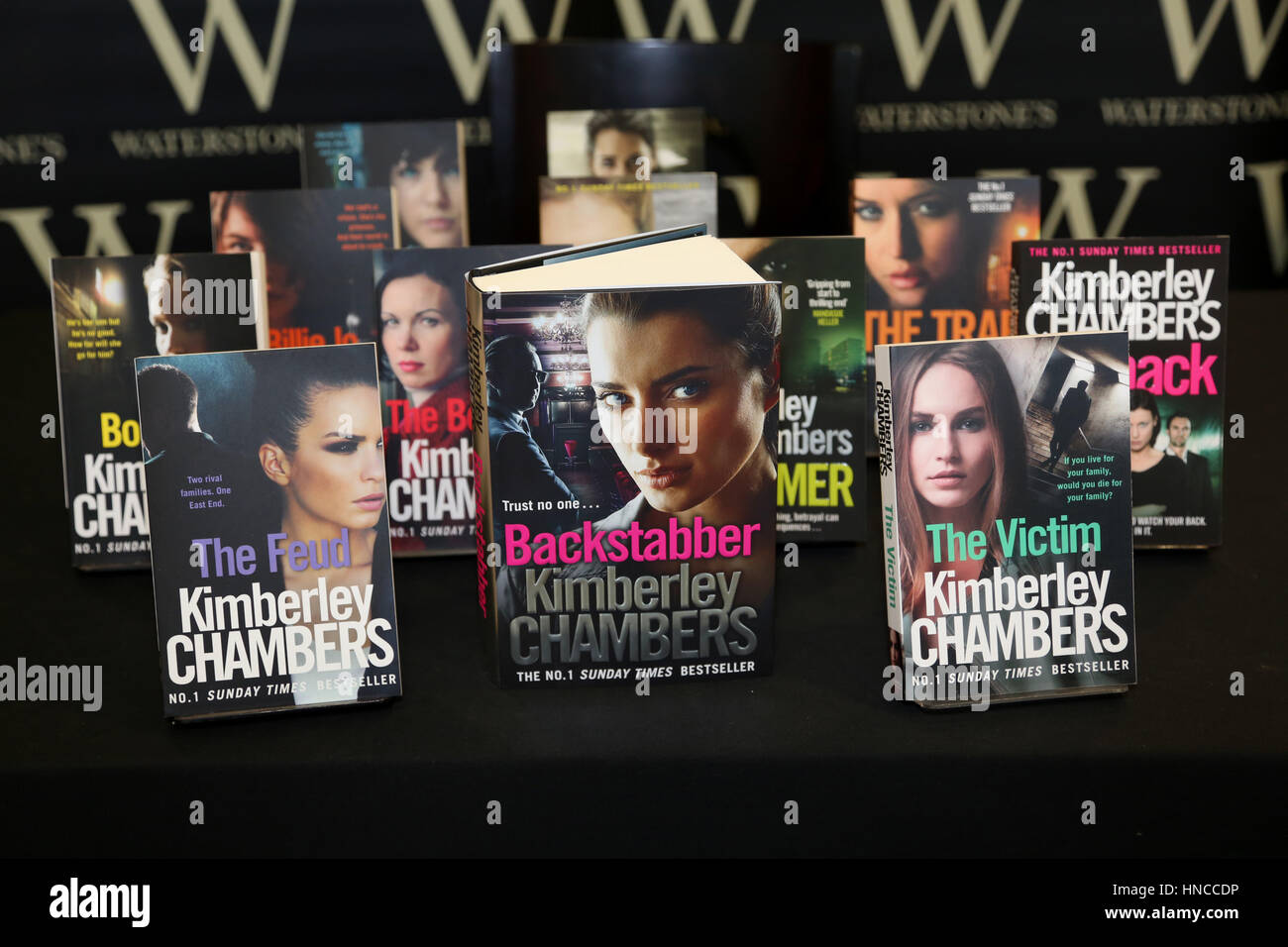 Romford, Essex, Royaume-Uni. 11 févr., 2017. auteur du crime Chambres Kimberley copies de signes son dernier thriller Backstabber librairie Waterstones à Romford Essex 11/2/17 Crédit : SANDRA ROWSE/Alamy Live News Banque D'Images