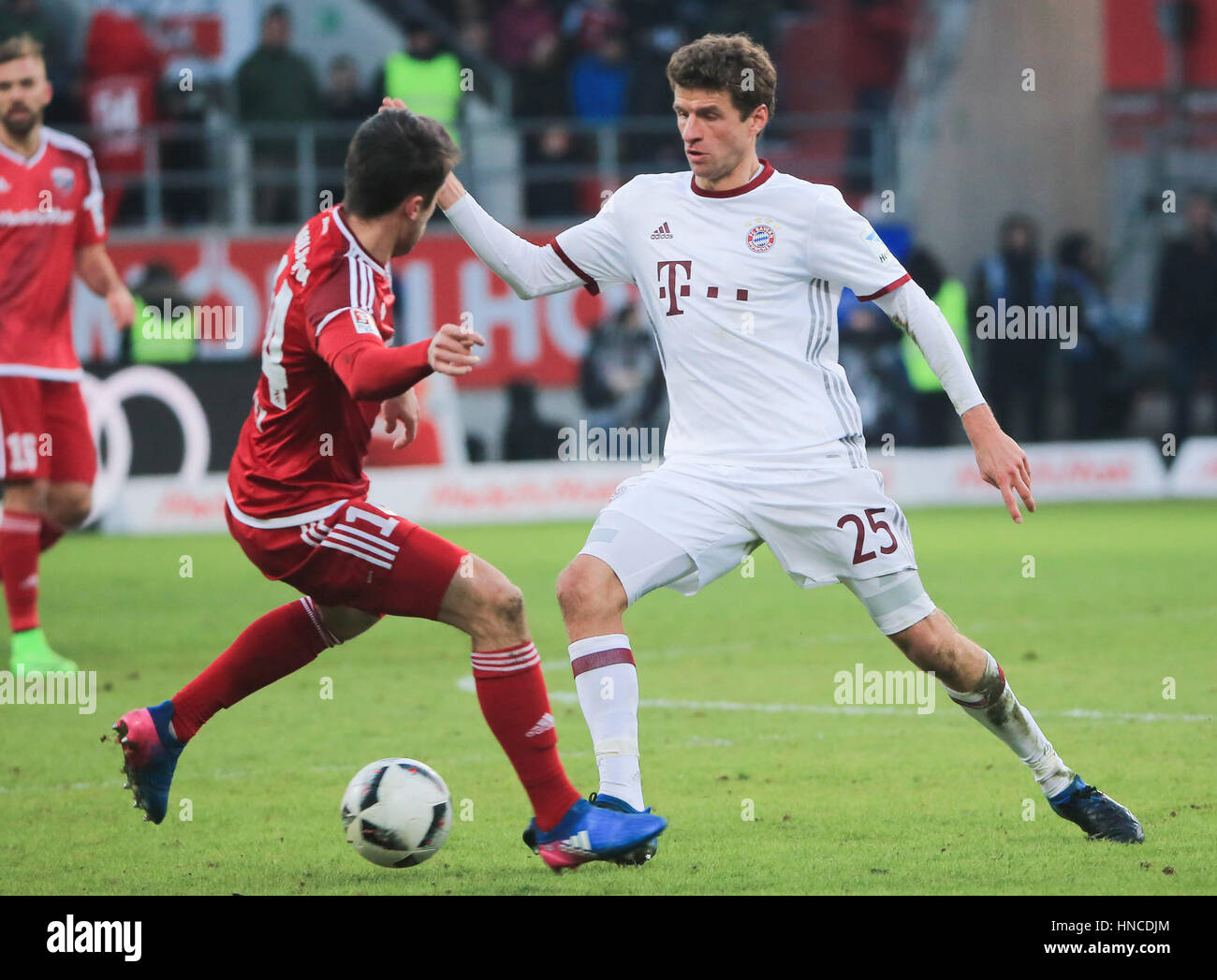 Berlin, Allemagne. Feb 11, 2017. Le Bayern de Munich, Thomas Mueller (R) rivalise avec le Stefan Lex au cours de la Bundesliga match de foot à Ingolstadt, Allemagne, le 11 février 2017. Le Bayern Munich a gagné 2-0. Crédit : Philippe Ruiz/Xinhua/Alamy Live News Banque D'Images