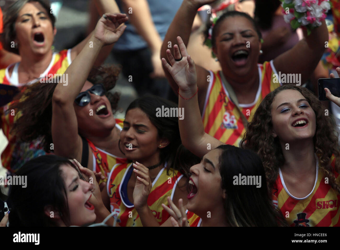 Sao Paulo, Brésil. Feb 11, 2017. Les gens participent à un défilé "UNE GRANDE Fimilia" avant le Carnaval de Sao Paulo, Brésil, le 11 février, 2017. Le carnaval brésilien 2017 commence à partir de 24 février au 1 mars. Credit : Rahel Patrasso/Xinhua/Alamy Live News Banque D'Images