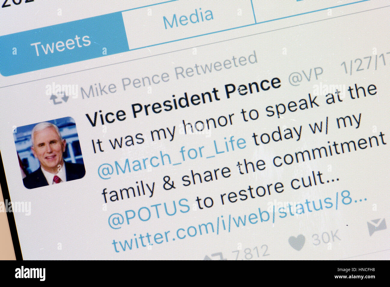 Le Vice-président américain Mike Pence Tweet sur l'écran du téléphone mobile - USA Banque D'Images