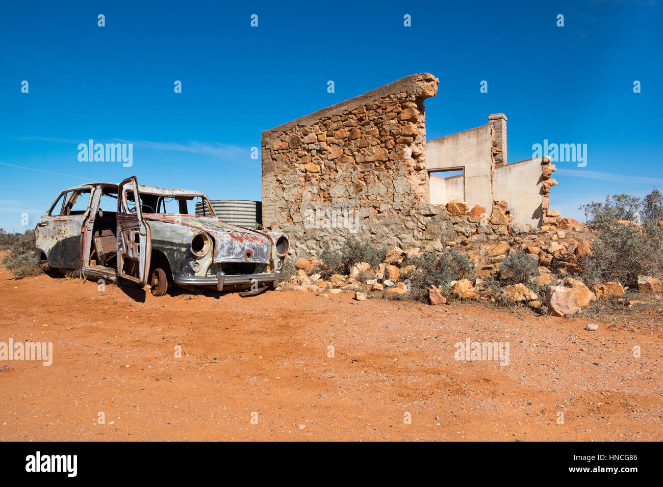 Accident de voiture et les ruines d'une ancienne maison en pierres à Silverton, New South Wales, Australie. Banque D'Images