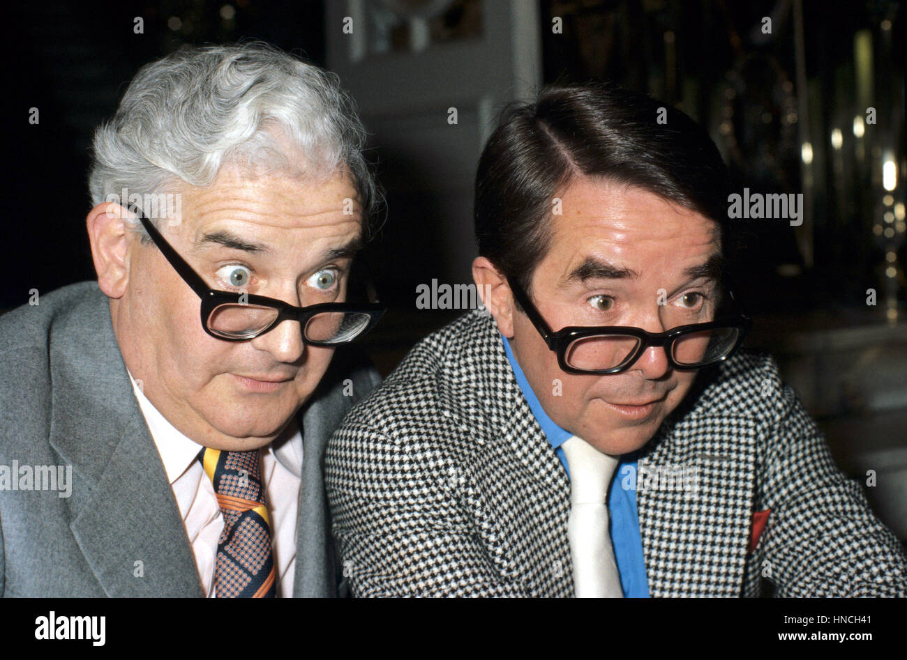 31 mars 2016 - Fichier - RONALD RONNIE CORBETT, (4 décembre 1930 - 31 mars 2016, est un humoriste, acteur, écrivain, animateur et comédien, mieux connu pour sa longue association avec Ronnie Barker dans les deux Ronnies. Il a pris de l'importance de David Frost 1960 comédie satirique le gel du programme (rapport avec Barker). Photo : 1977 Ronnie Barker et Ronnie Corbett. (Crédit Image : © Photos divertissement via ZUMA Press) Banque D'Images