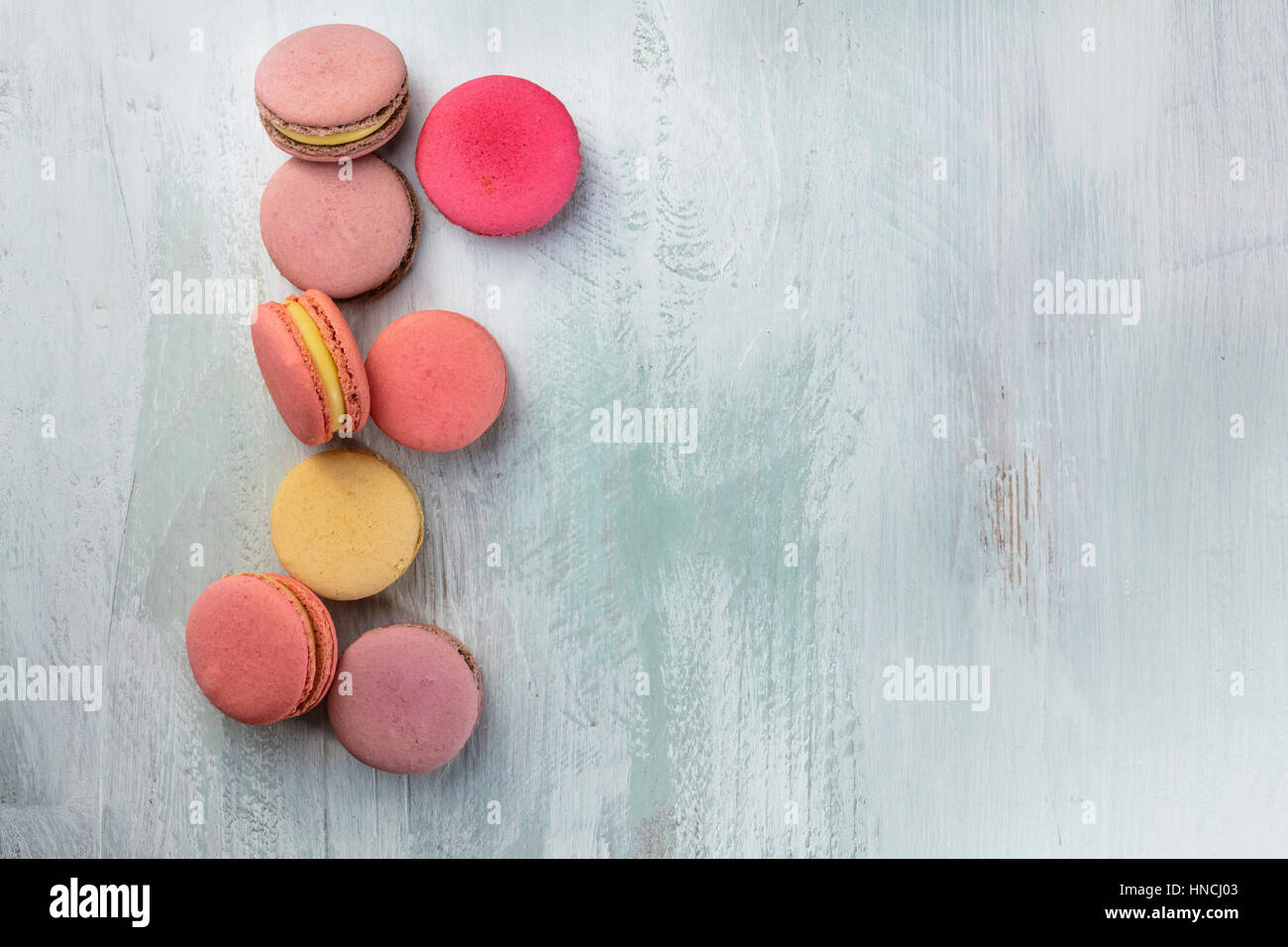 Une photo des différents macarons, tourné à partir de ci-dessus, sur un fond bleu sarcelle texture, avec une place pour le texte Banque D'Images