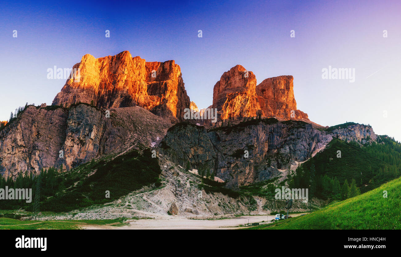 Montagnes Rocheuses au coucher du soleil. Alpes Dolomites Italie Banque D'Images