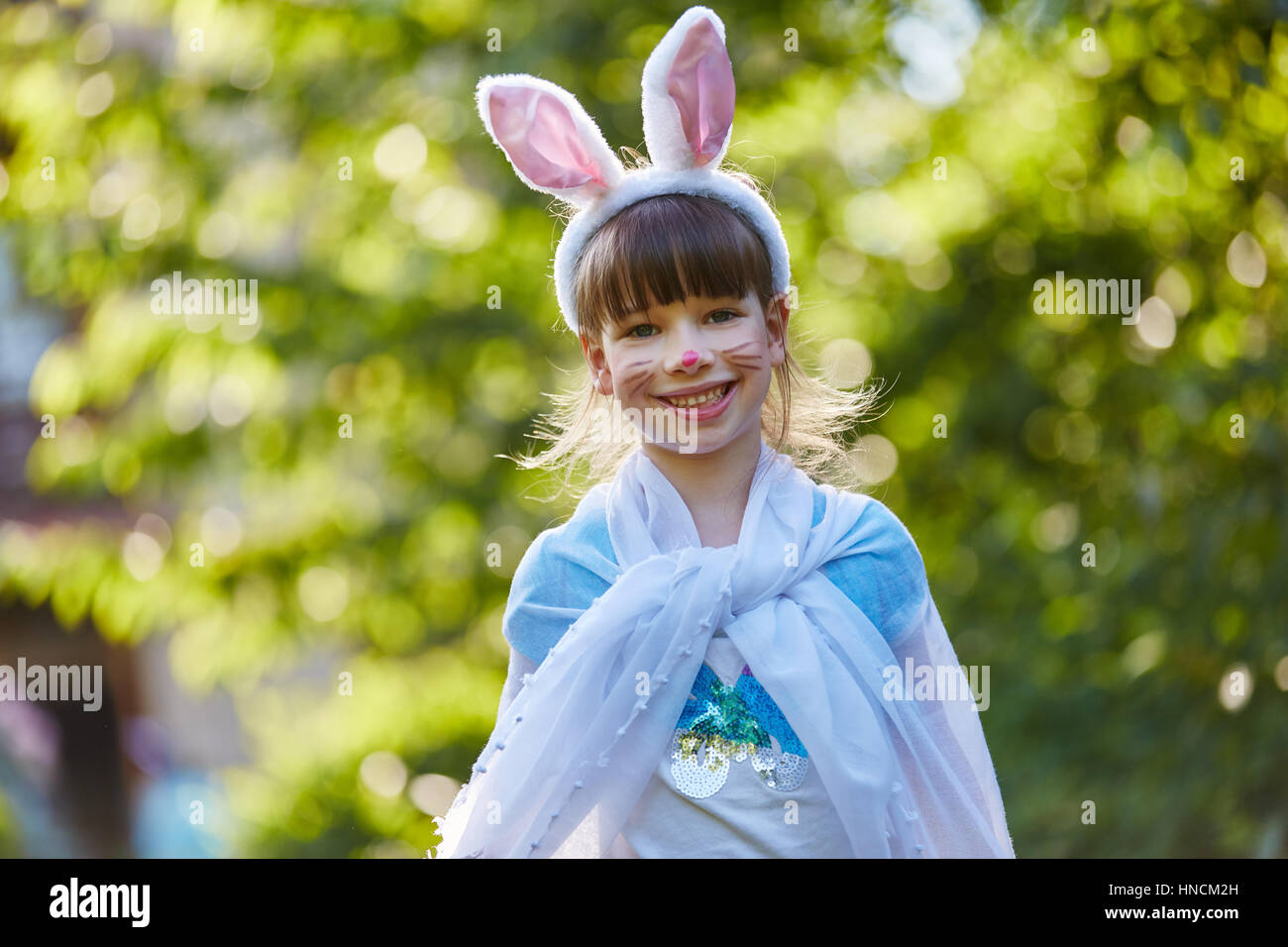 Happy girl costume de lapin avec rire après carnival Banque D'Images