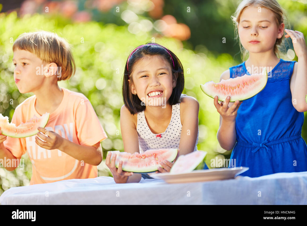 Girl eating watermelon sain avec des amis en été Banque D'Images