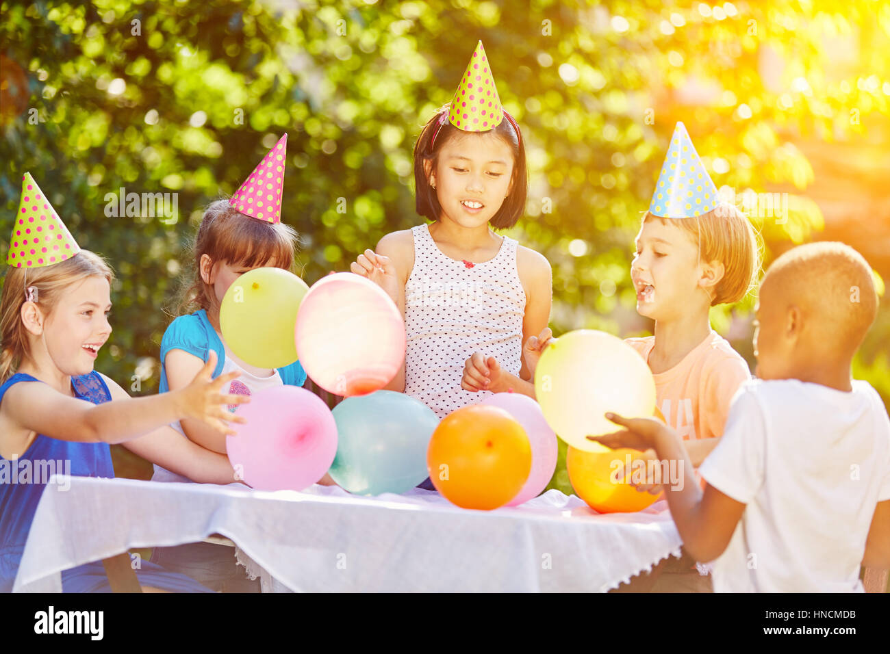 Fête d'anniversaire pour enfants en été avec le groupe de maternelle Banque D'Images