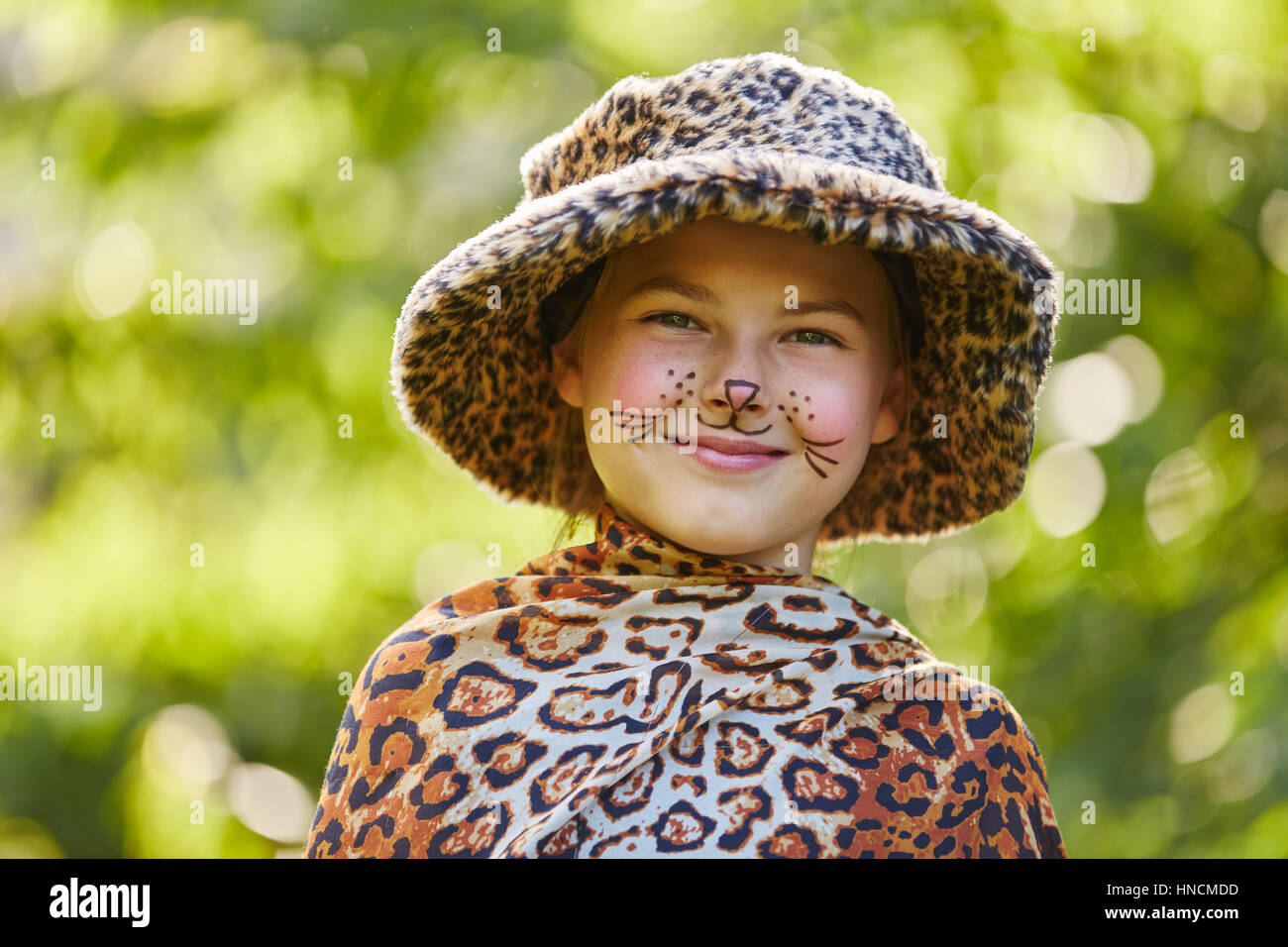 Fille dans carnival avec Leopard face paint et costume Banque D'Images