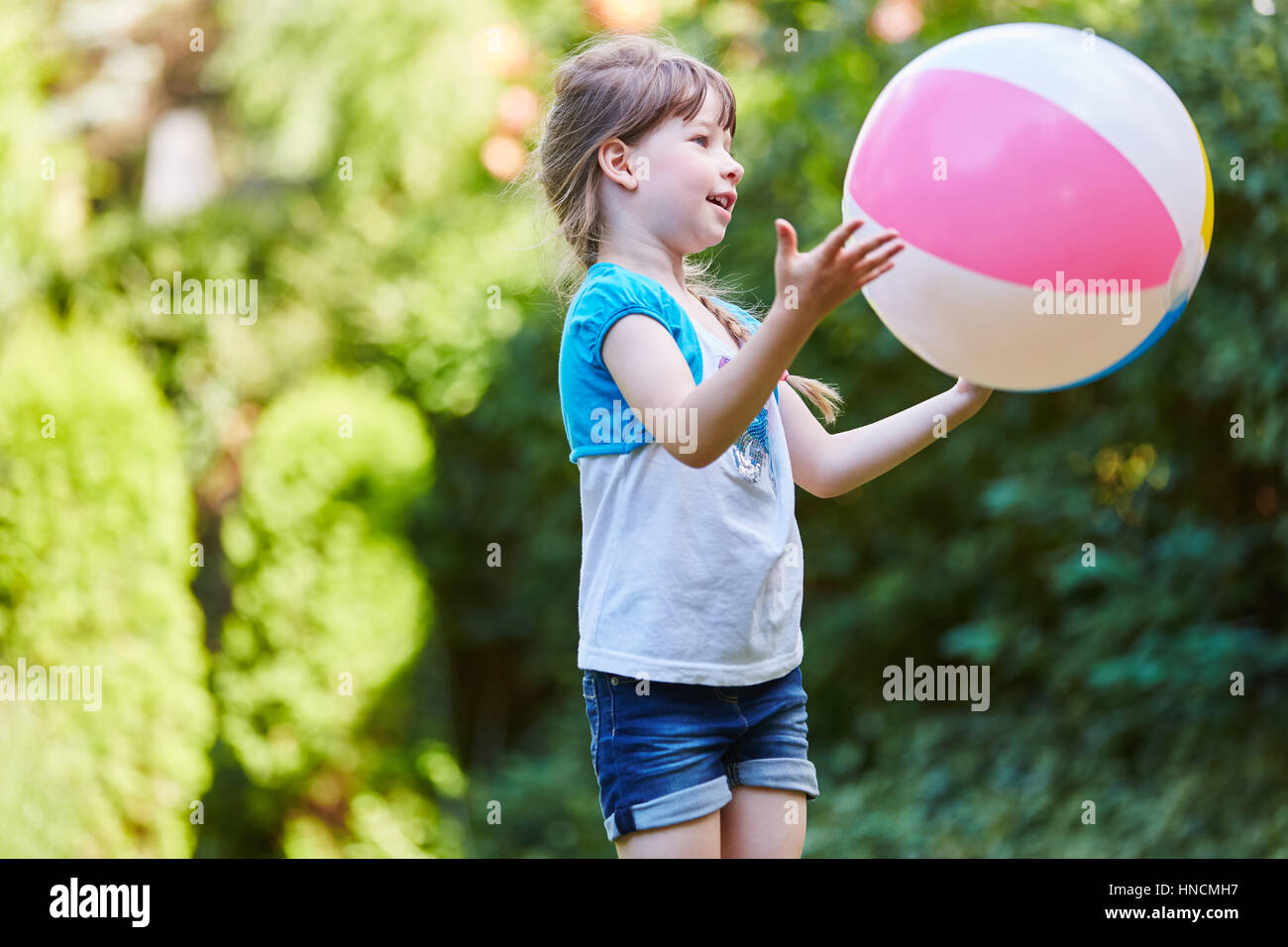 Jeu de fille à jouer au ballon dans le parc en été locations Banque D'Images