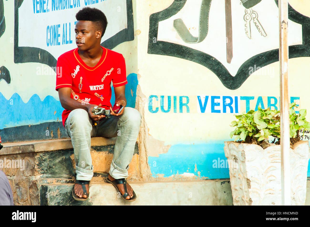 Jeune homme dans la rue principale, Nyamirambo, Kigali, Rwanda Banque D'Images
