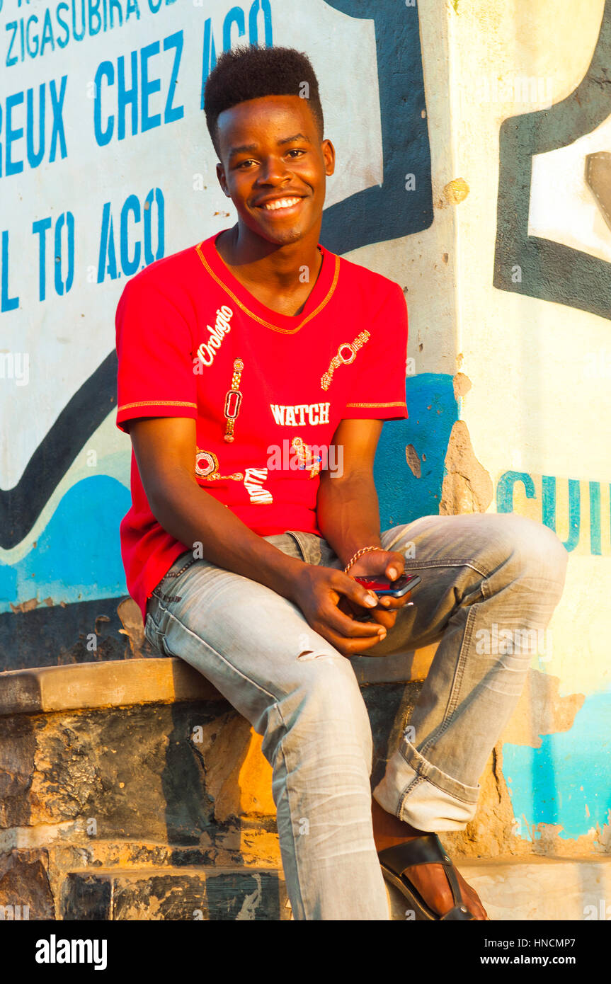 Jeune homme dans la rue principale, Nyamirambo, Kigali, Rwanda Banque D'Images