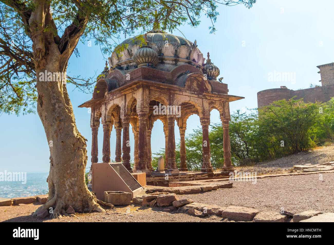 Une pierre plate-forme (mandapa) à l'extérieur de l'entrée du Fort de Mehrangarh de Jodhpur, Inde Banque D'Images