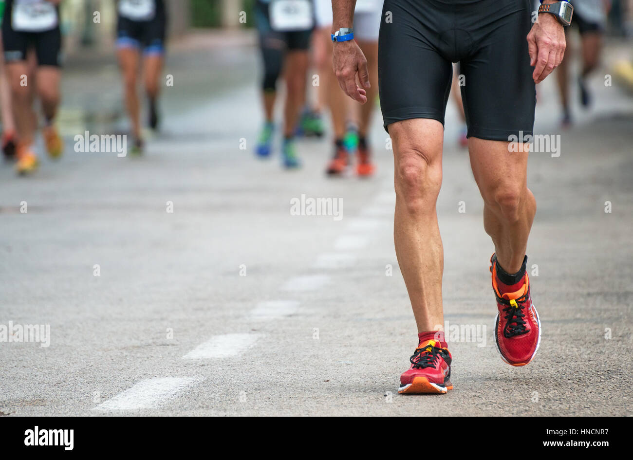 Marche athlétique. Coureur de marathon fatigué sur la rue. Banque D'Images